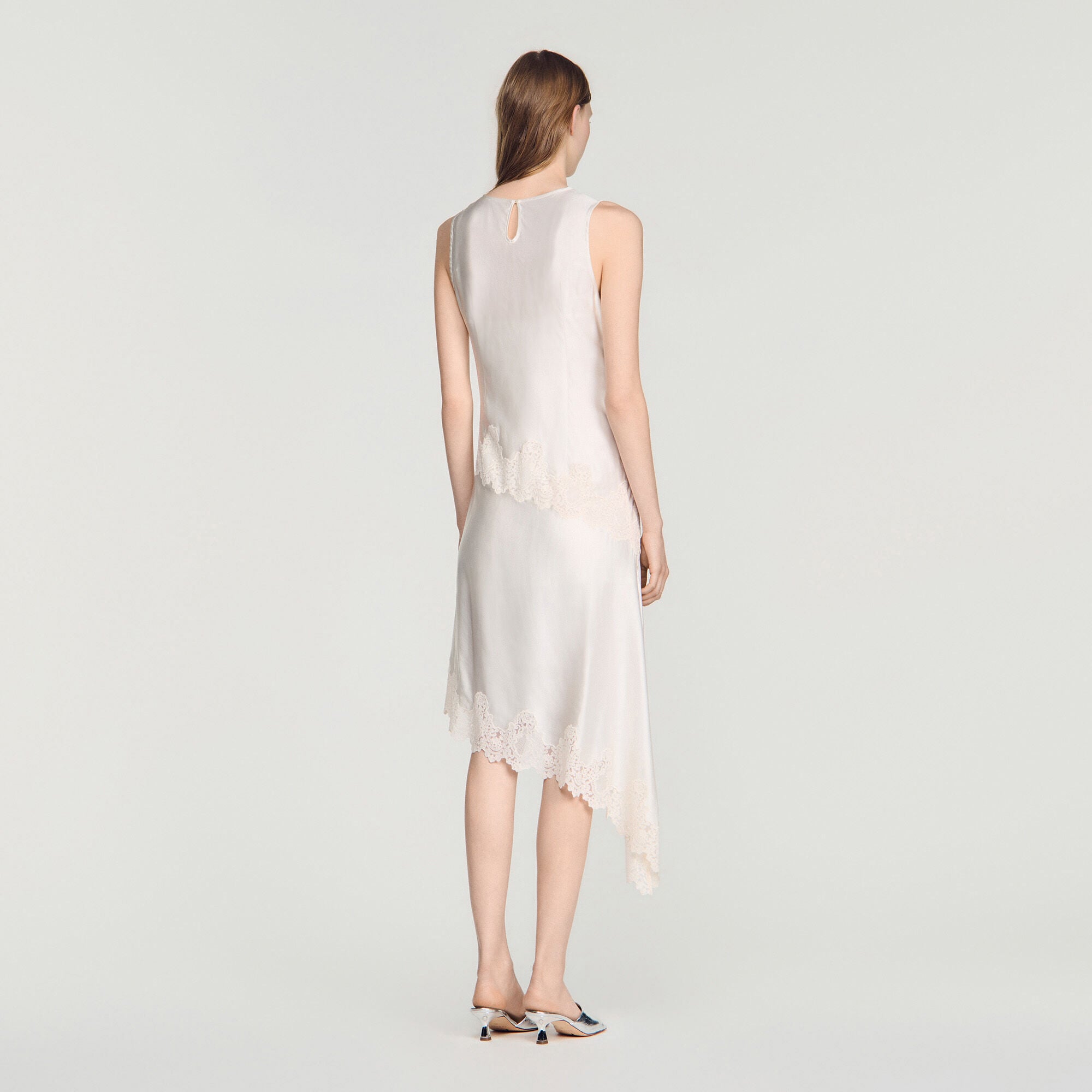 Robe asym&eacute;trique satin&eacute;e