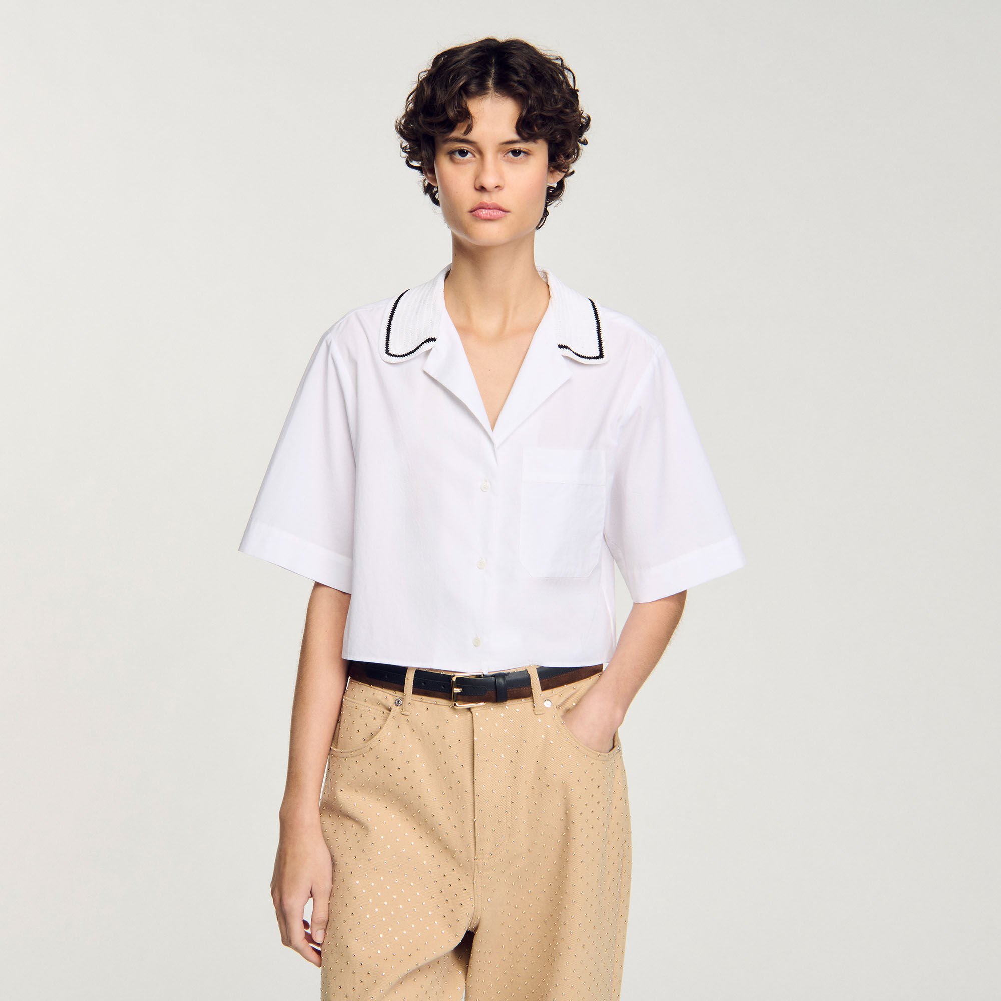 Chemise à col en crochet