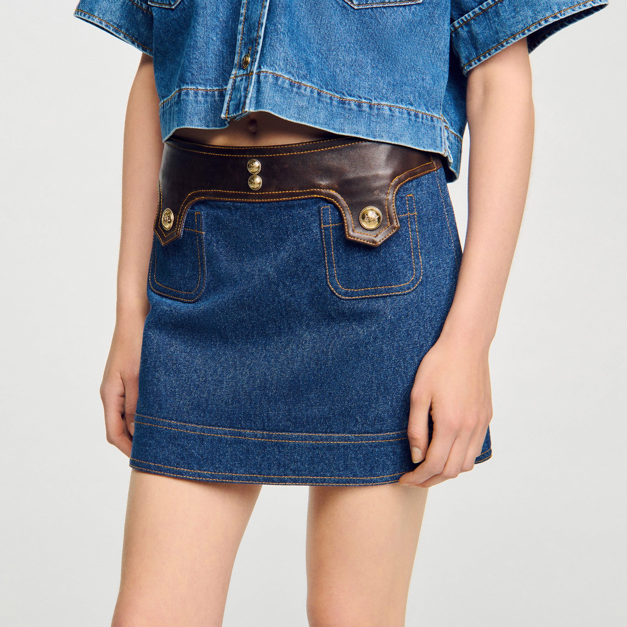 Jupe courte en denim et cuir