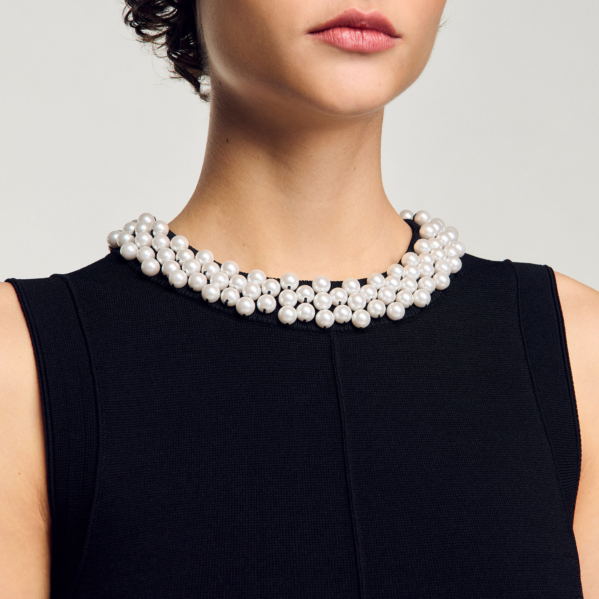 Robe courte en maille à col perlé
