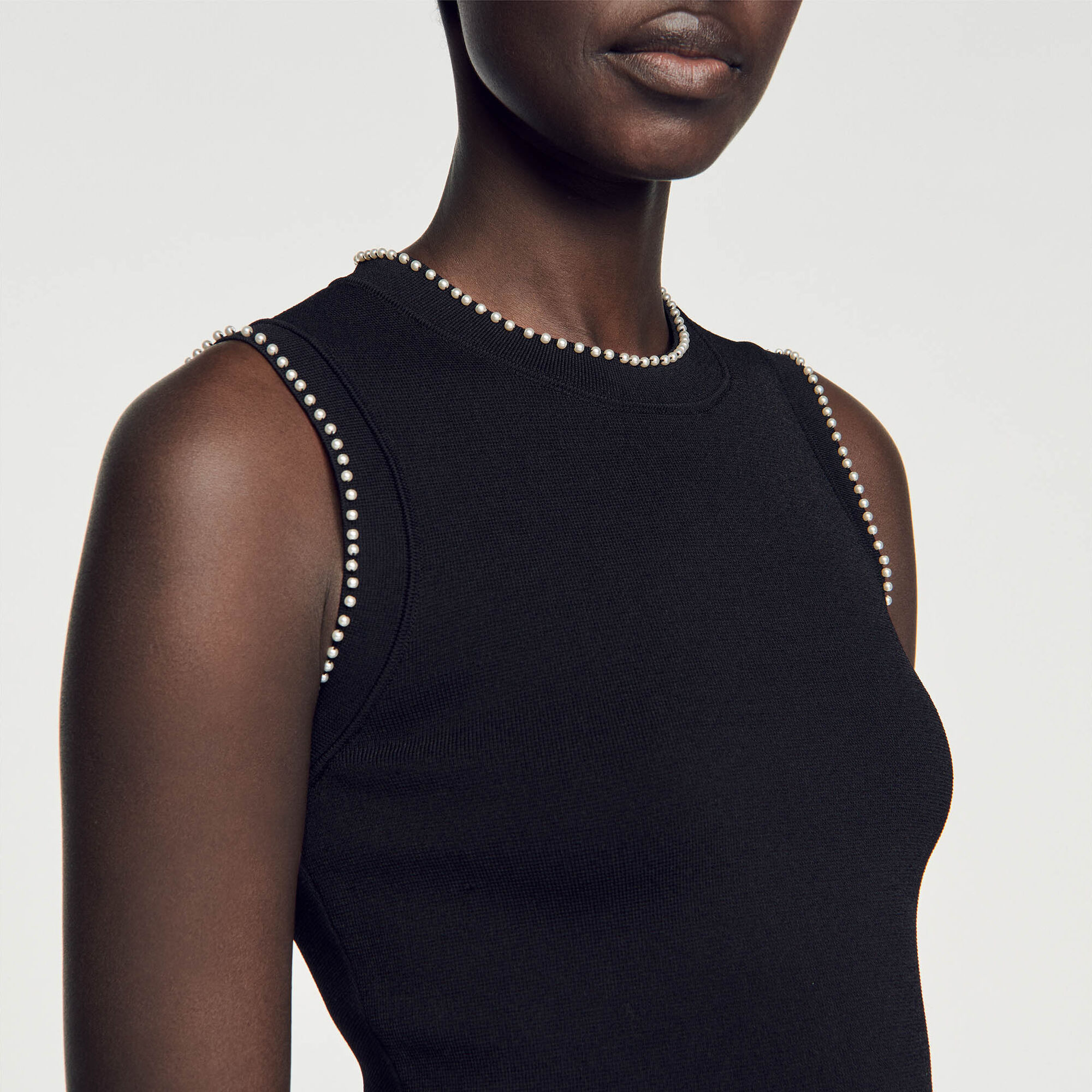 D&eacute;bardeur en maille orn&eacute; de perles