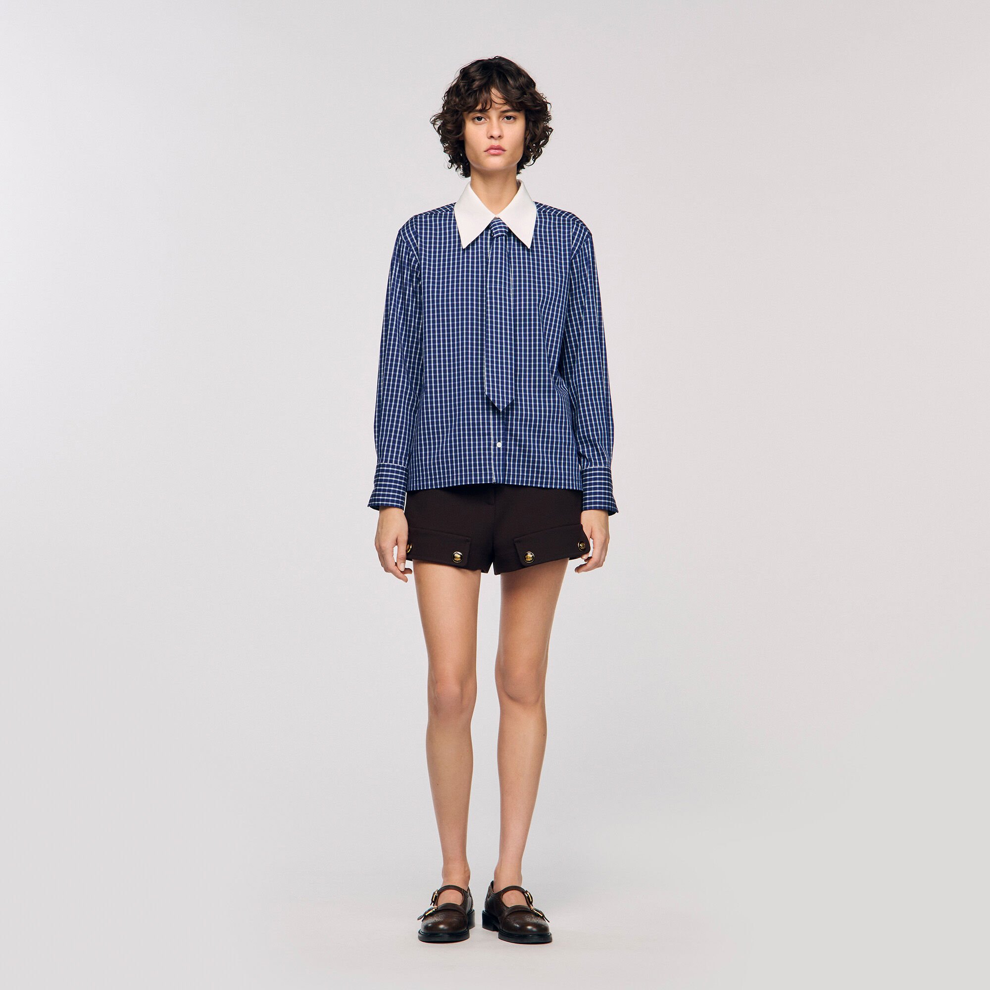 Chemise à carreaux et cravate