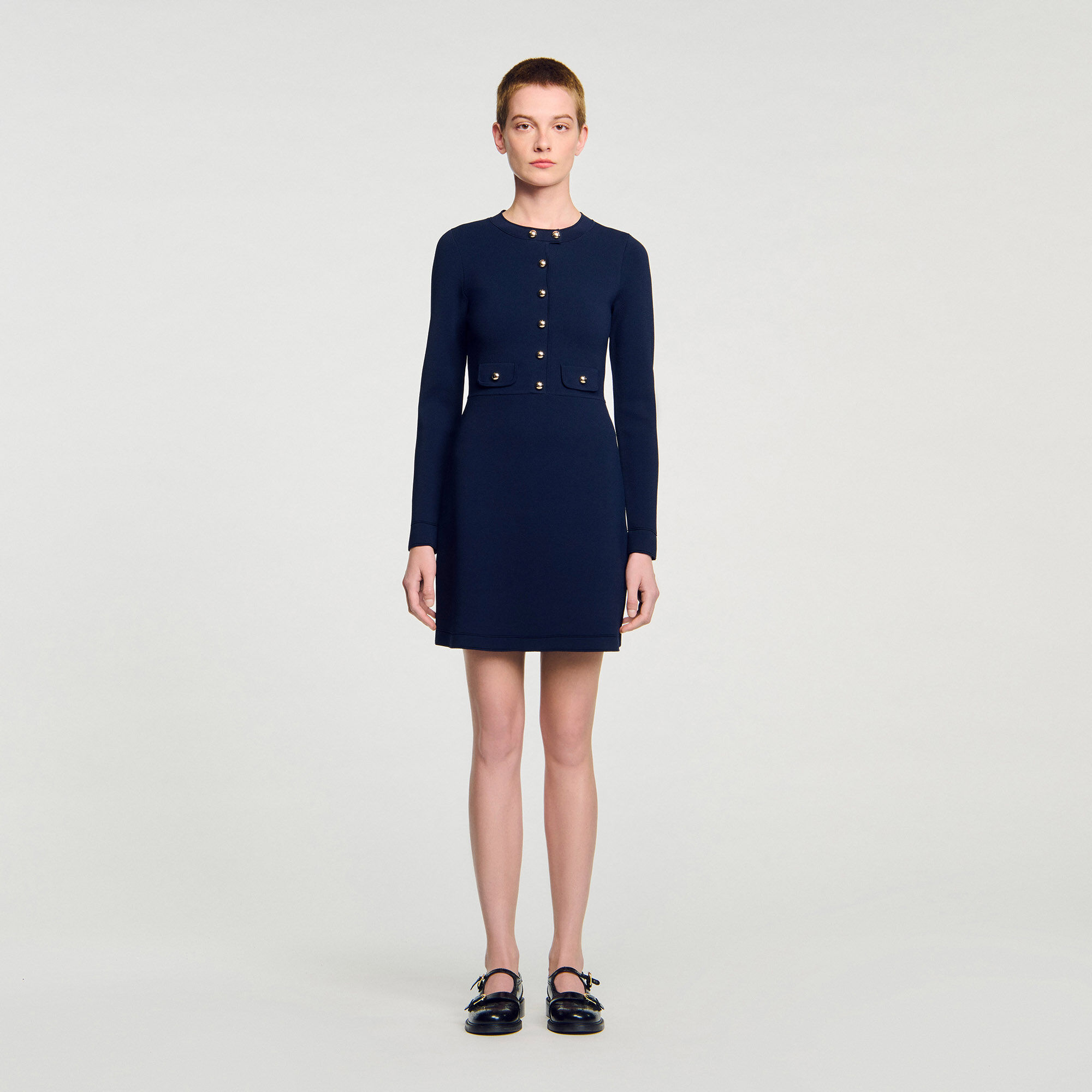 Robe courte en maille boutonnée
