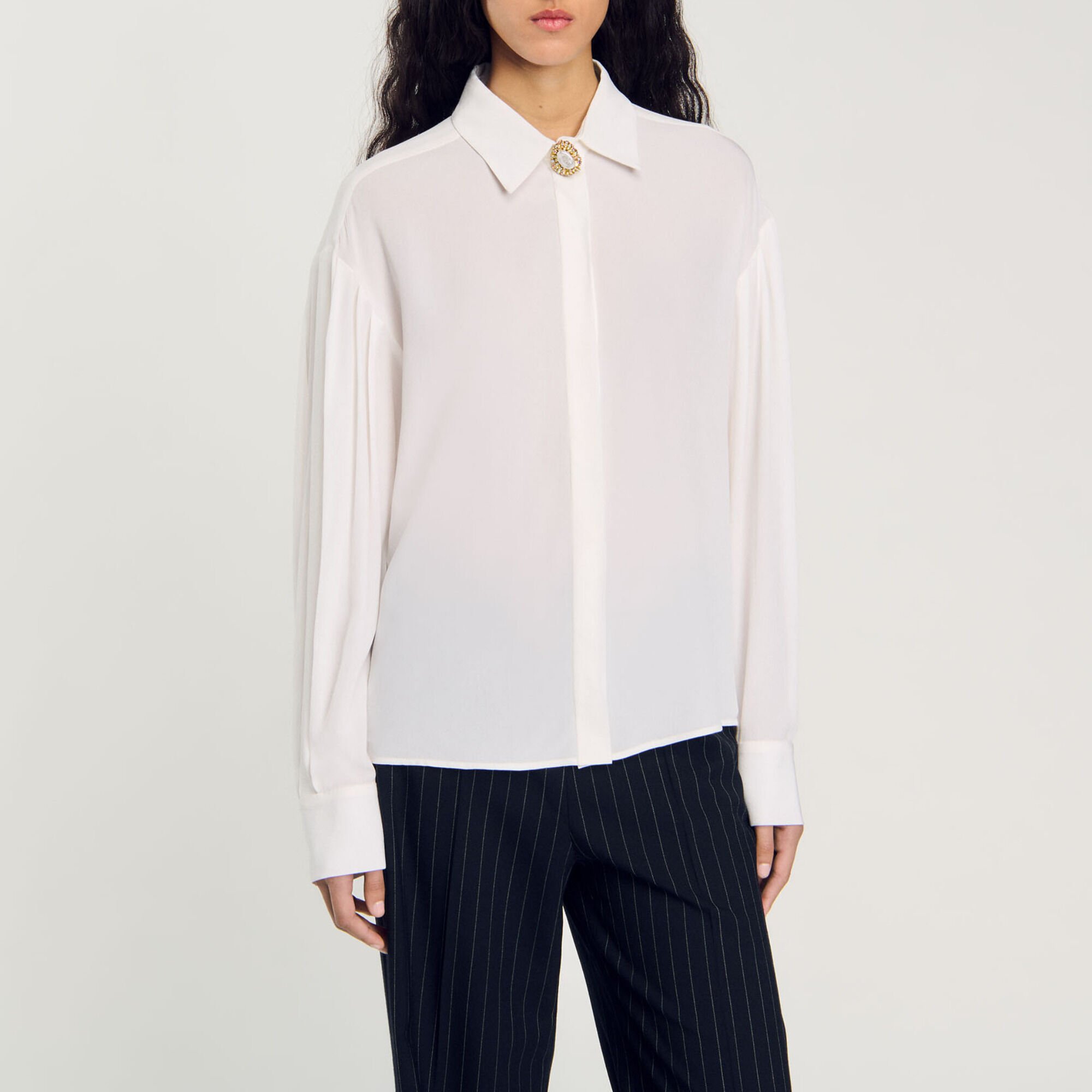 Chemise fluide en soie à bouton bijou