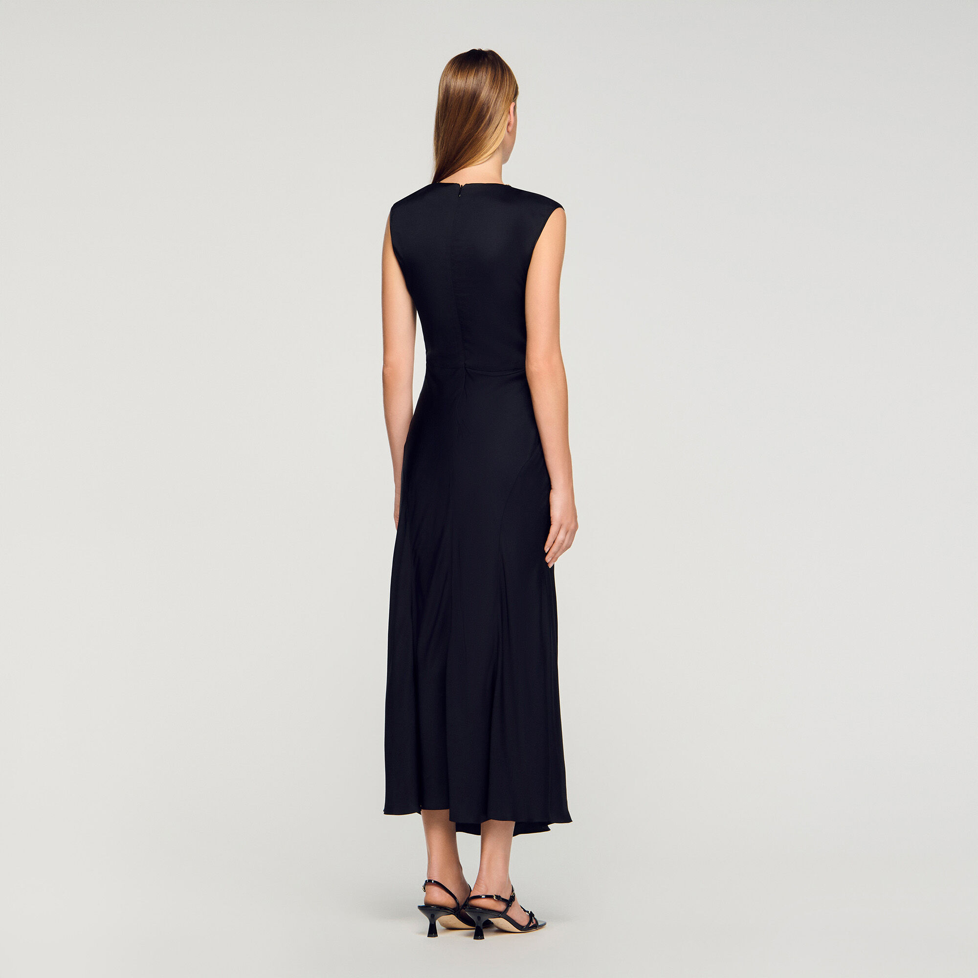 Robe longue satinée strassée