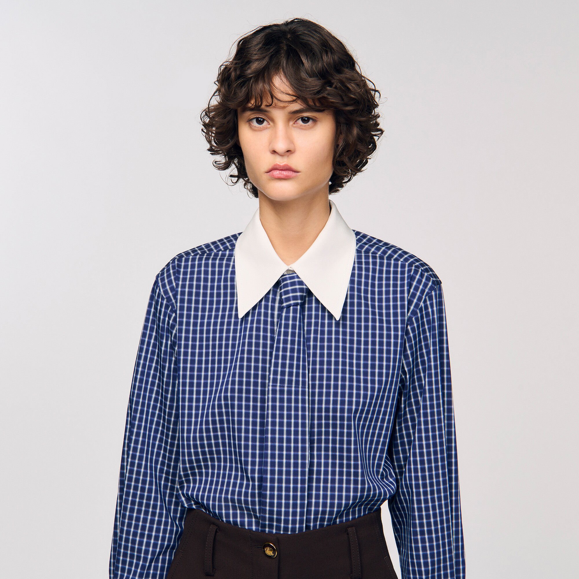 Chemise à carreaux et cravate
