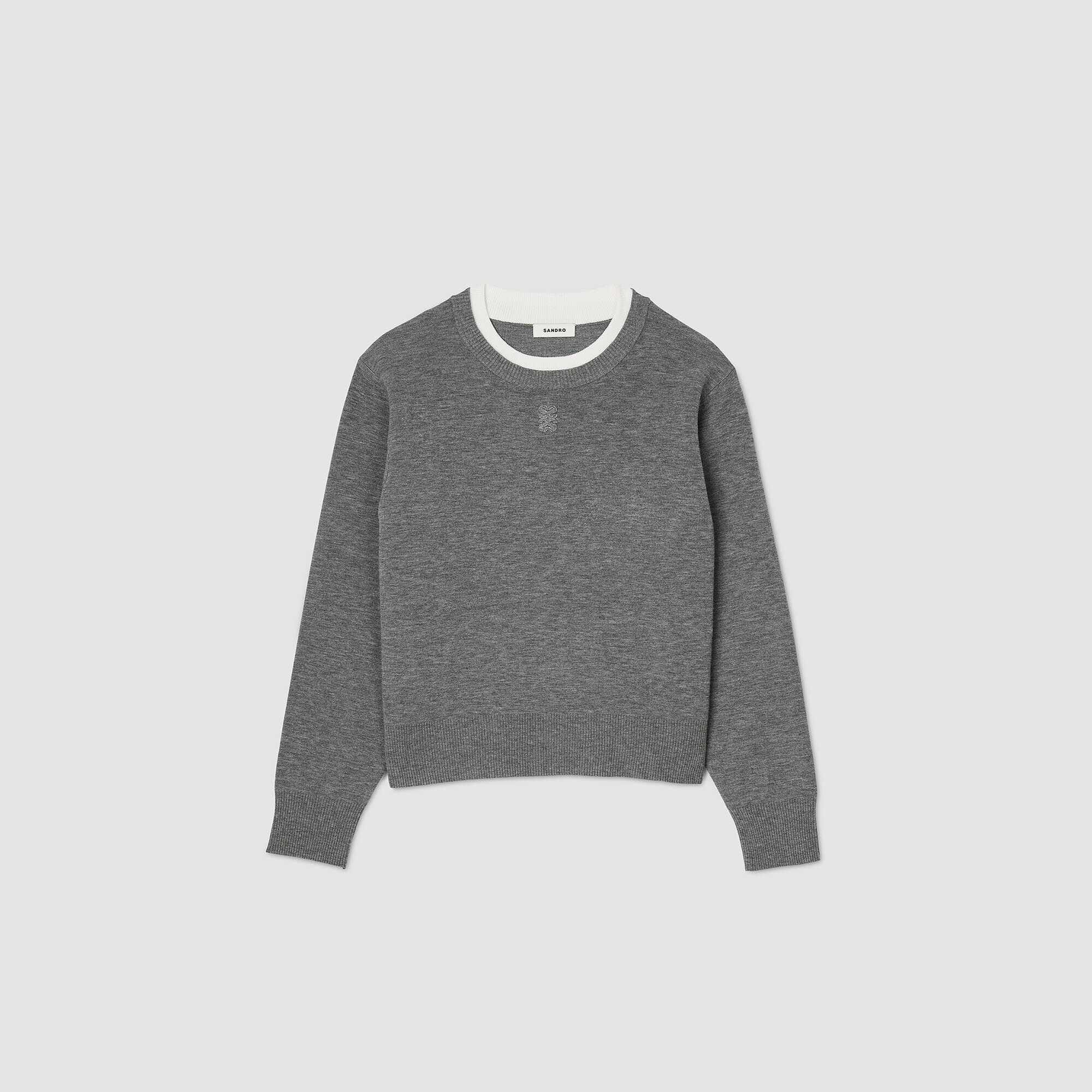 Pull en maille avec encolure brodée