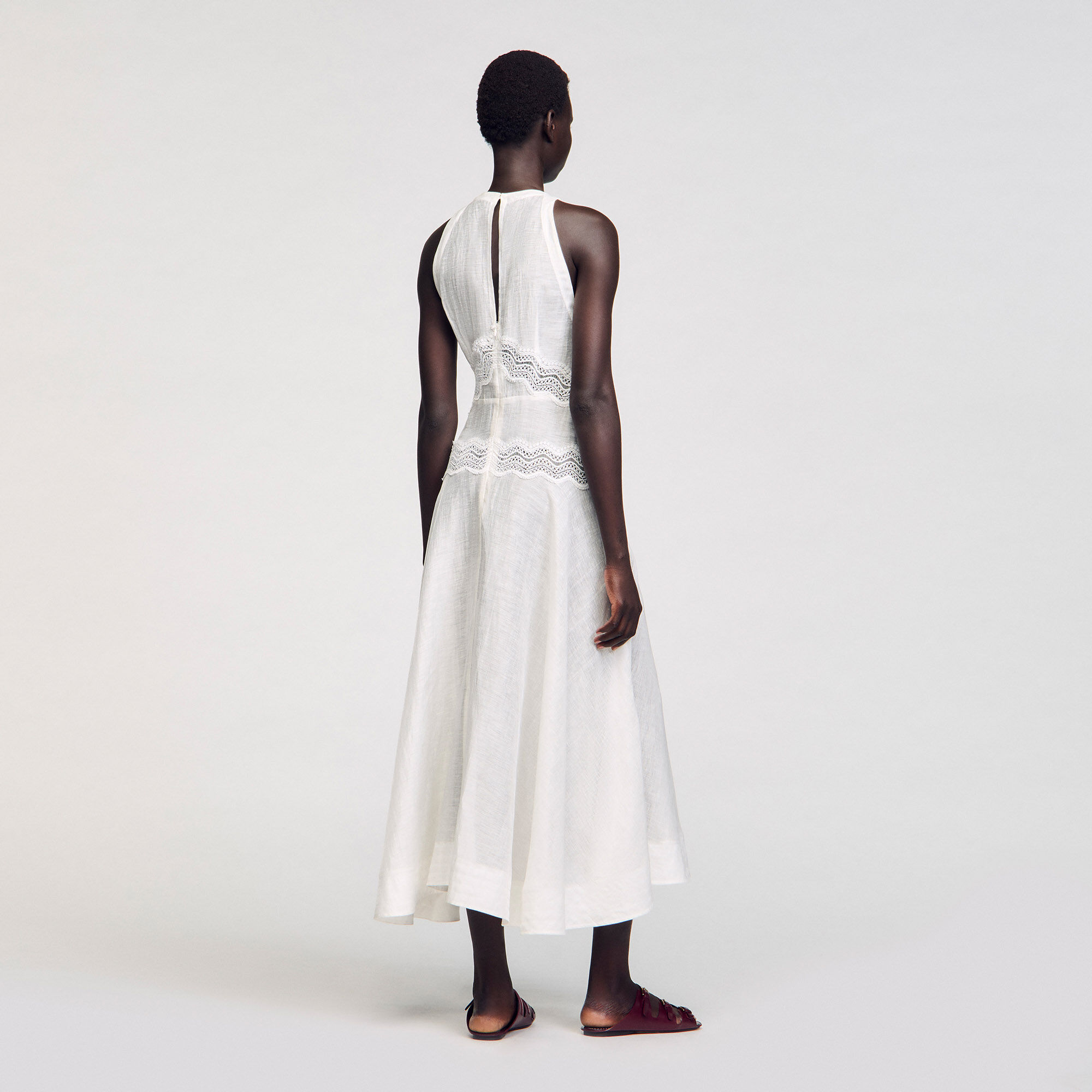 Robe longue à galons de dentelle