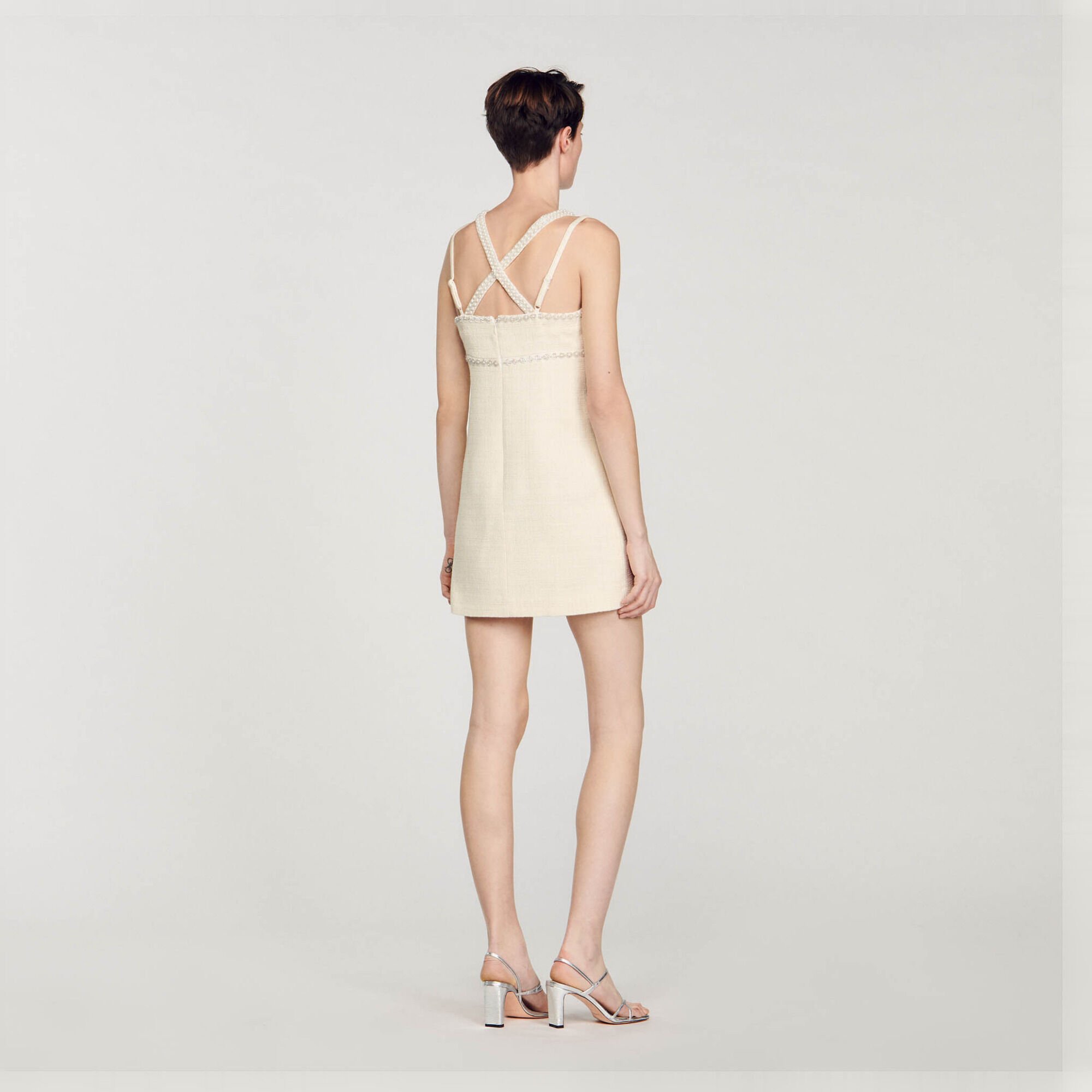 Robe courte ornée de perles