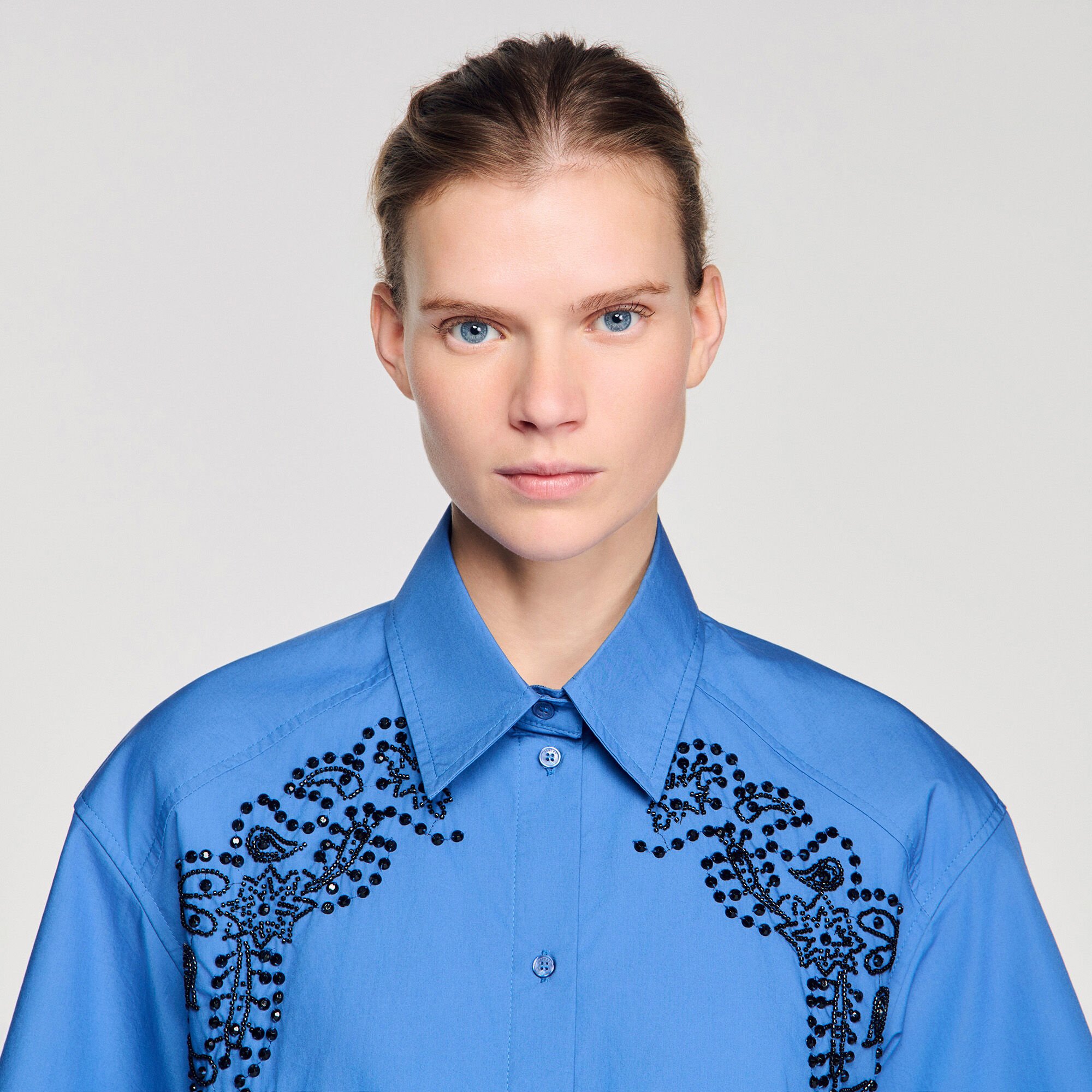 Chemise brod&eacute;e et perl&eacute;e 