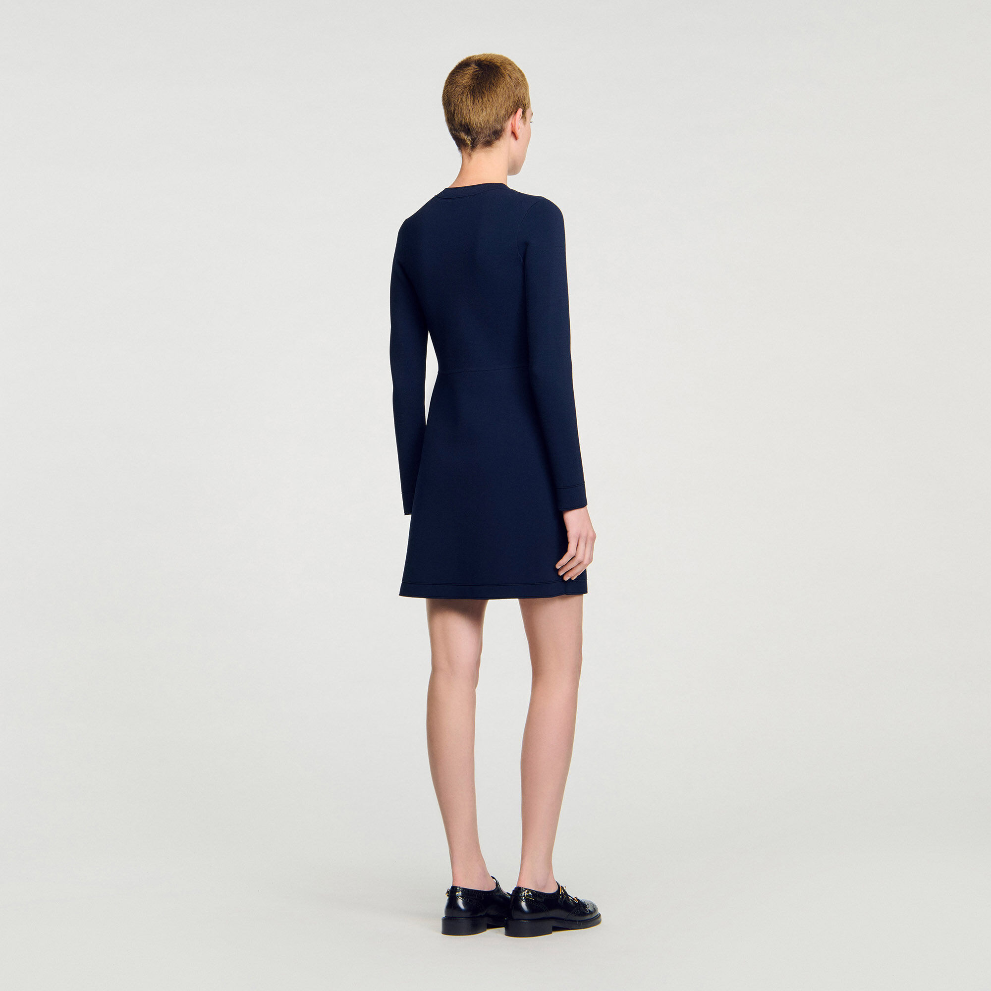 Robe courte en maille boutonnée