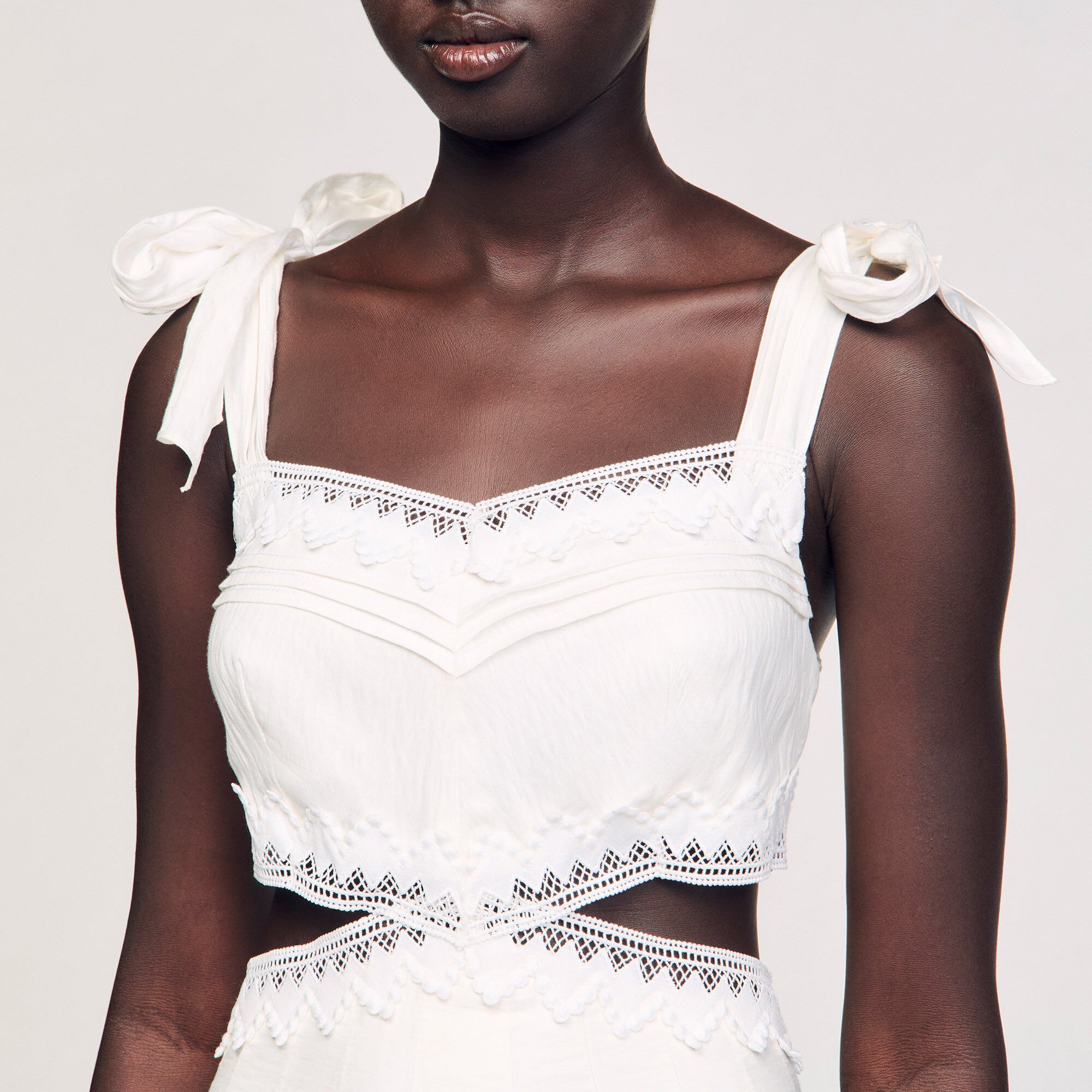 Robe longue à galons de dentelle