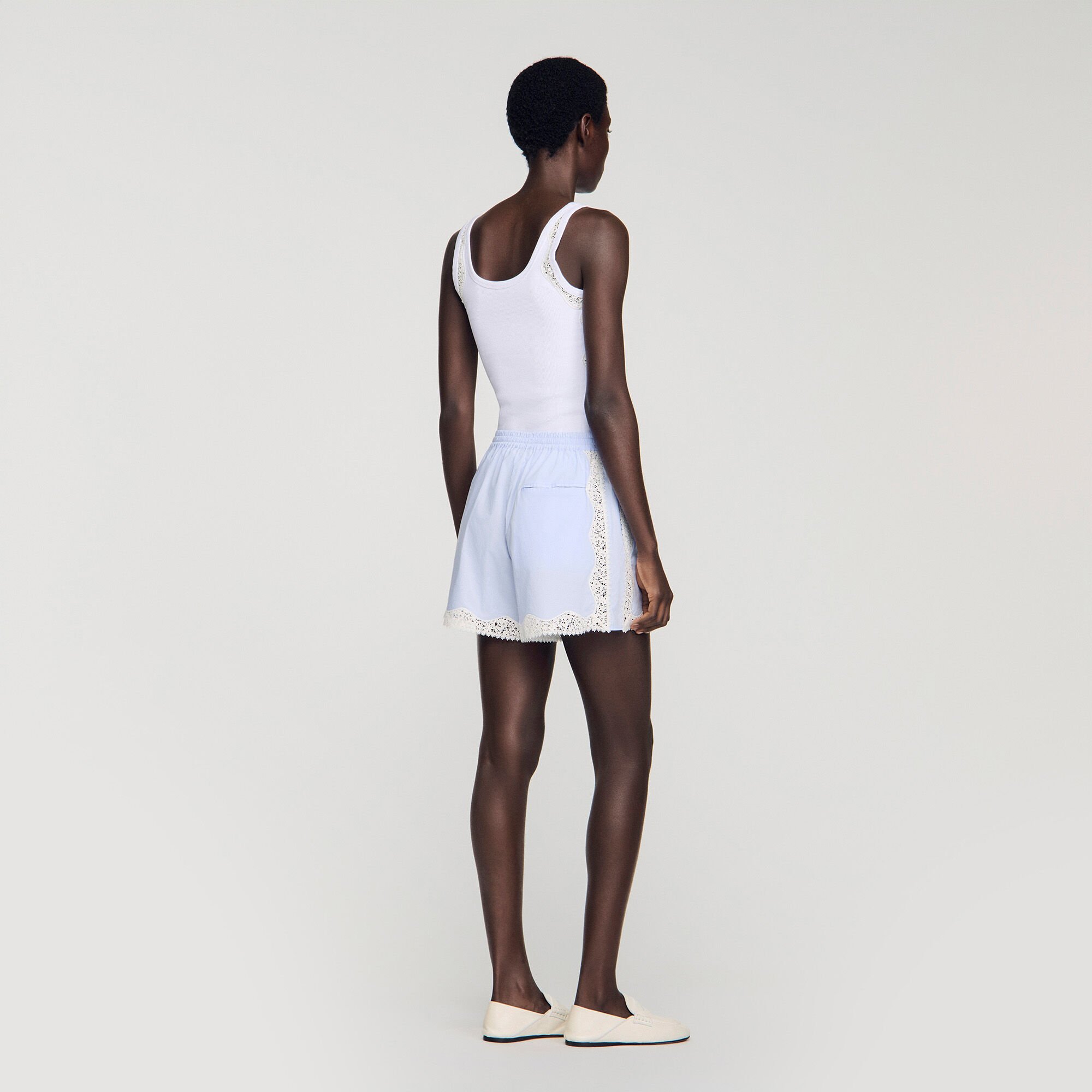 Short &agrave; d&eacute;tails dentelle