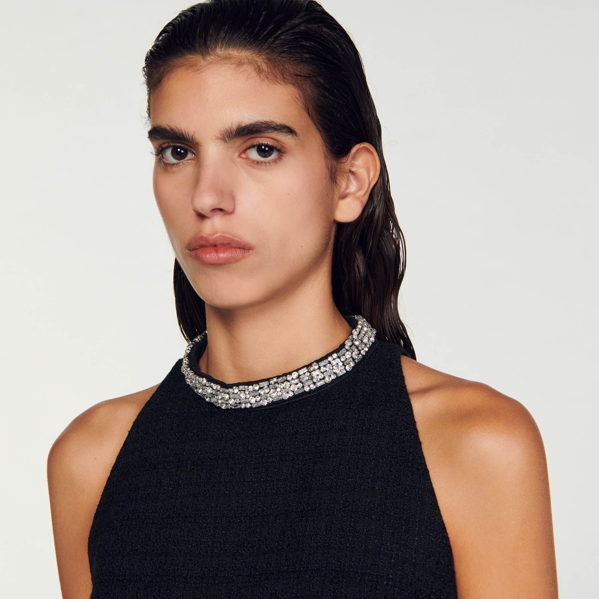 Robe à col bijoux