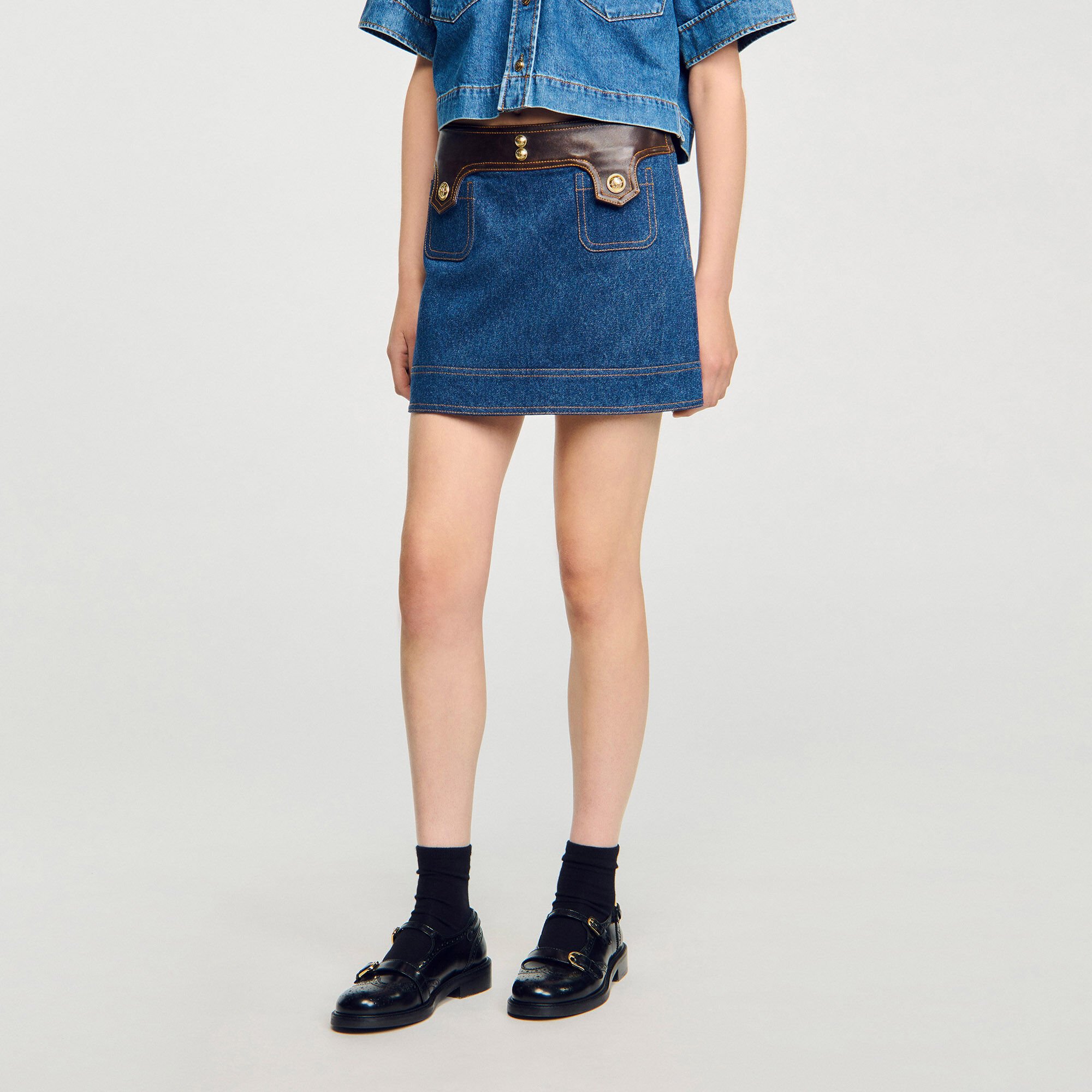 Jupe courte en denim et cuir