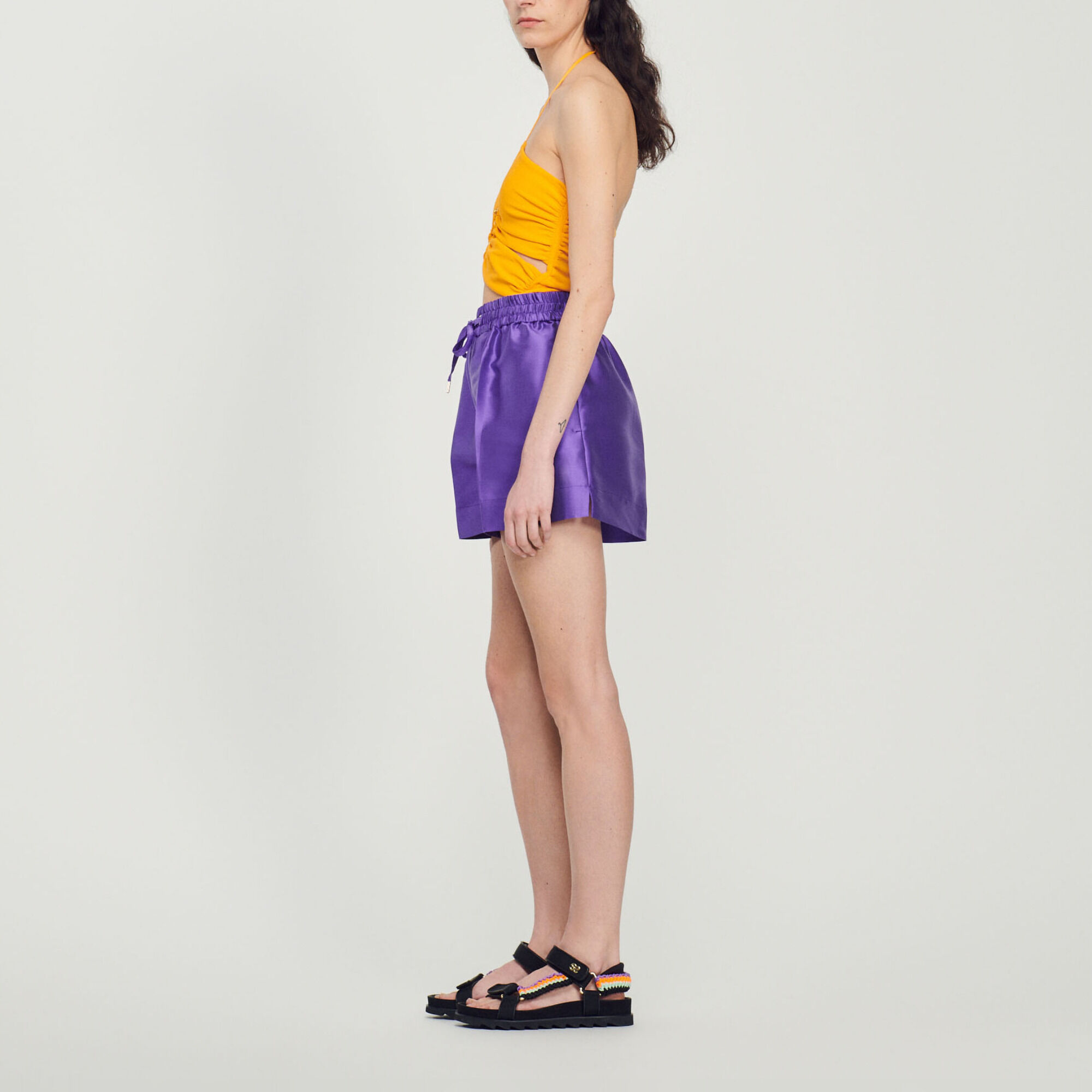 Short large satin&eacute;