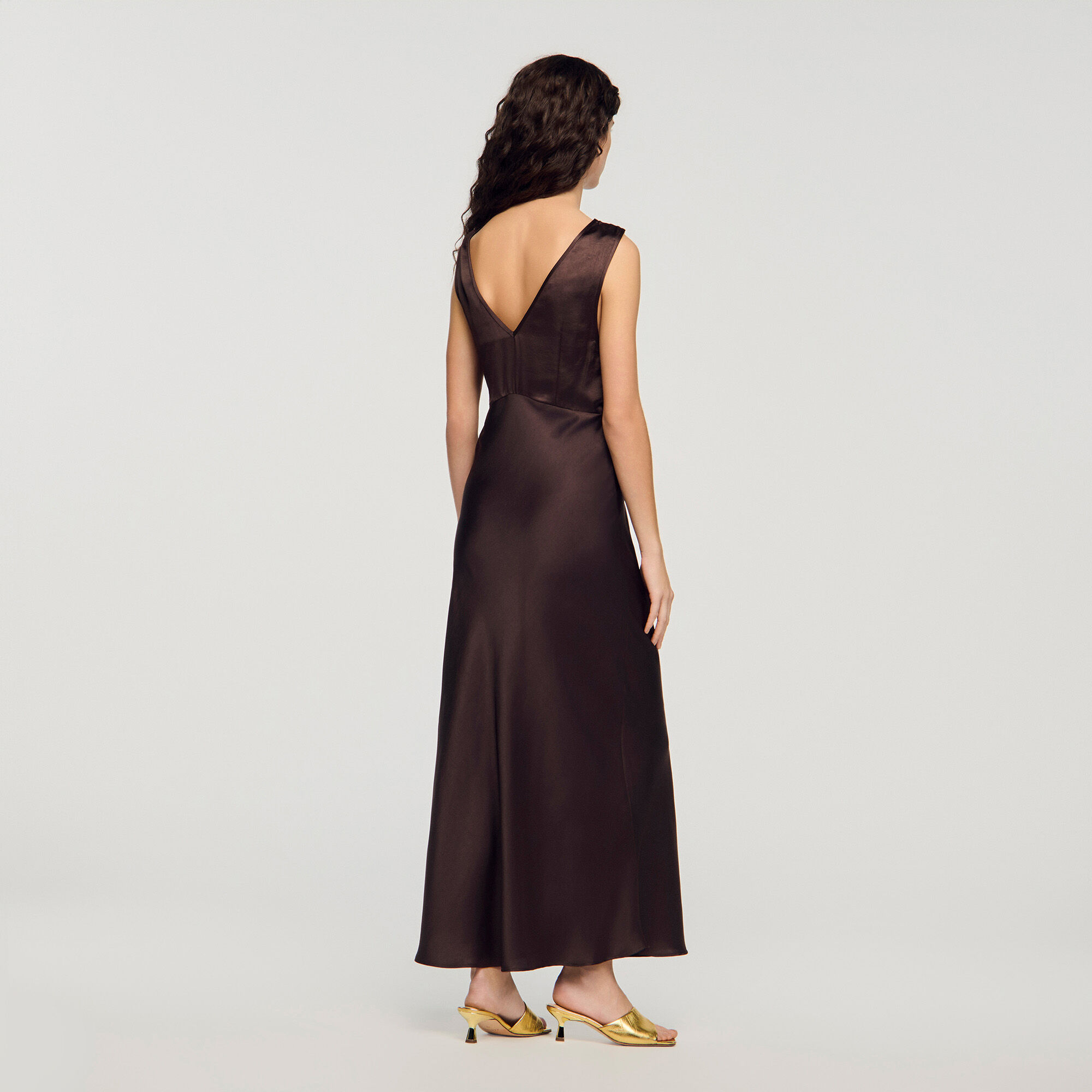 Robe longue &agrave; col dentelle