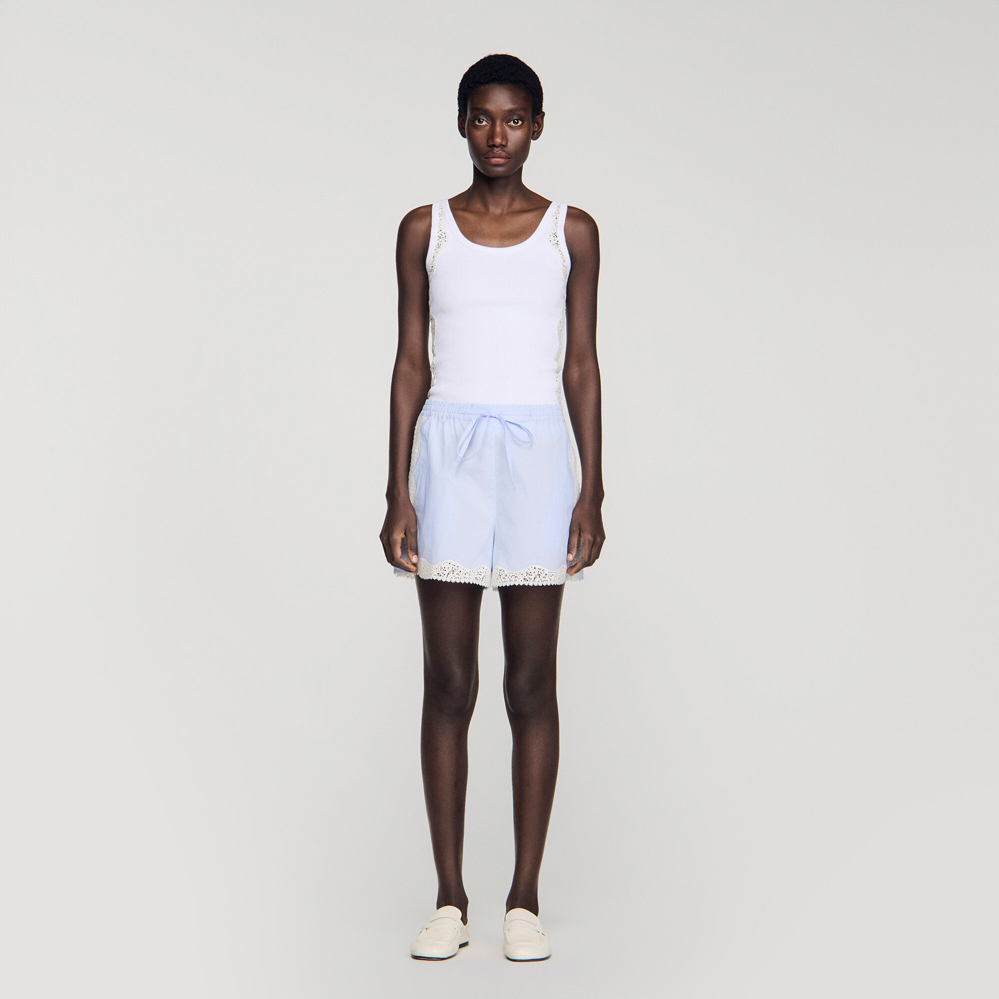 Short &agrave; d&eacute;tails dentelle