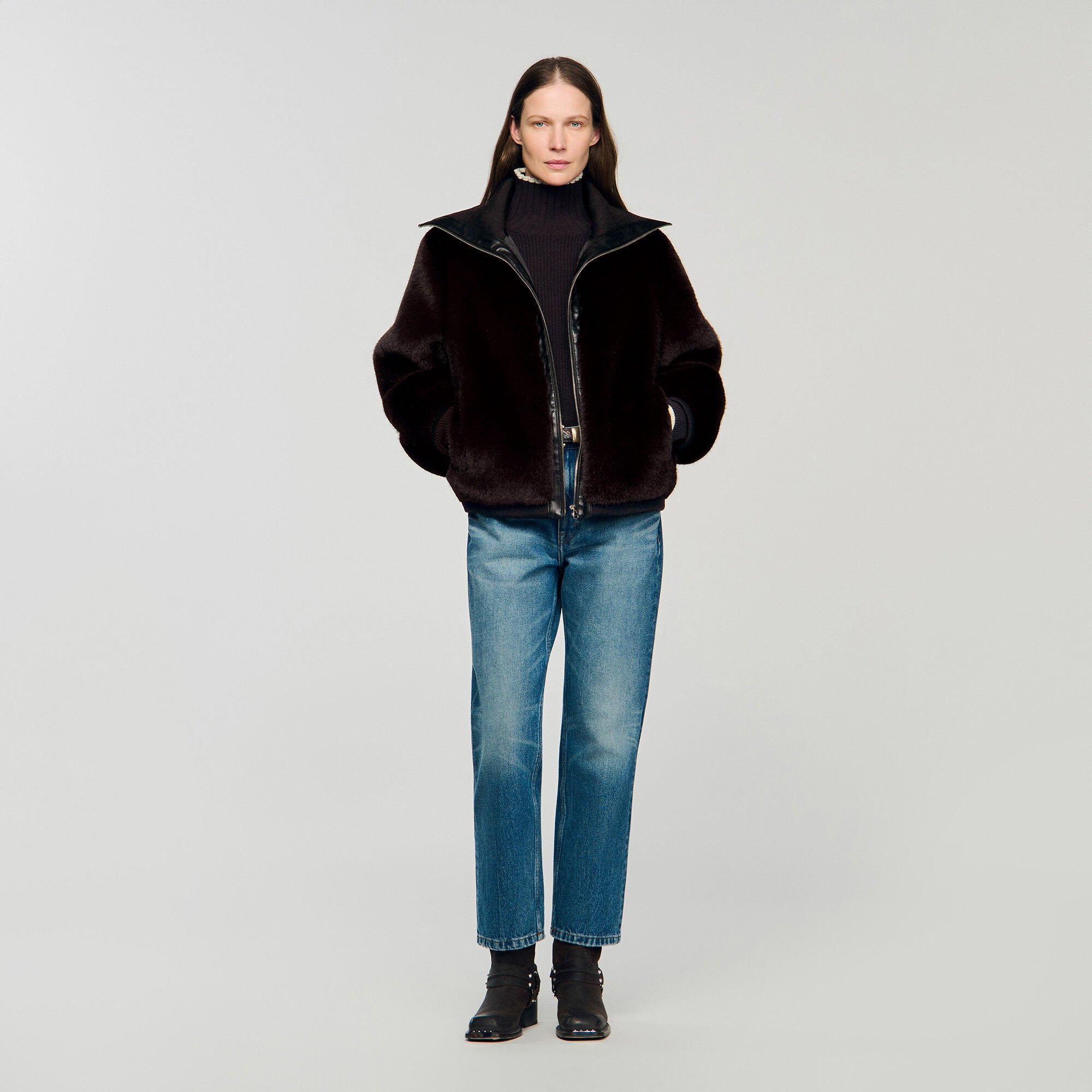 Manteau court en fausse fourrure  Manteau court en fausse fourrure