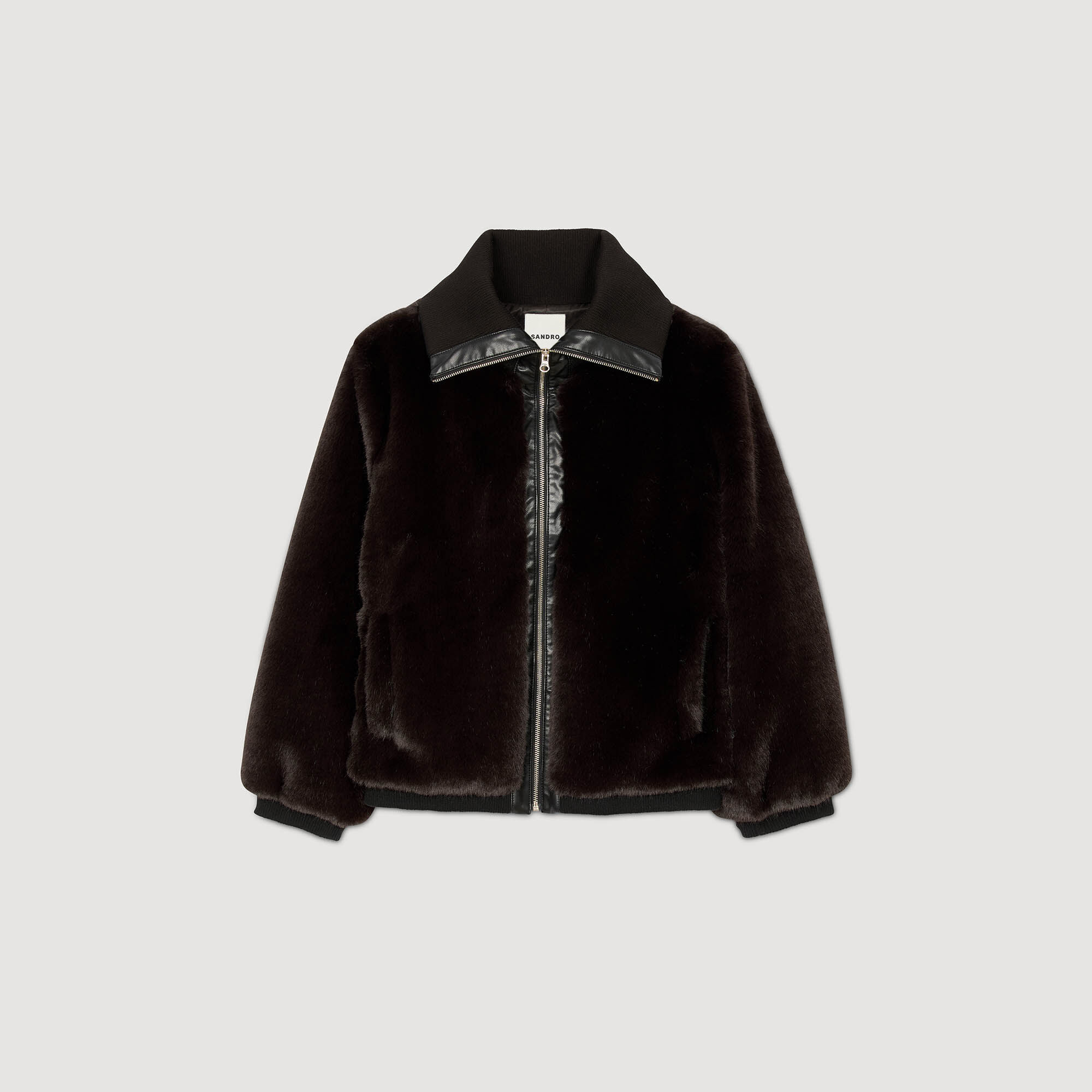 Manteau court en fausse fourrure  Manteau court en fausse fourrure