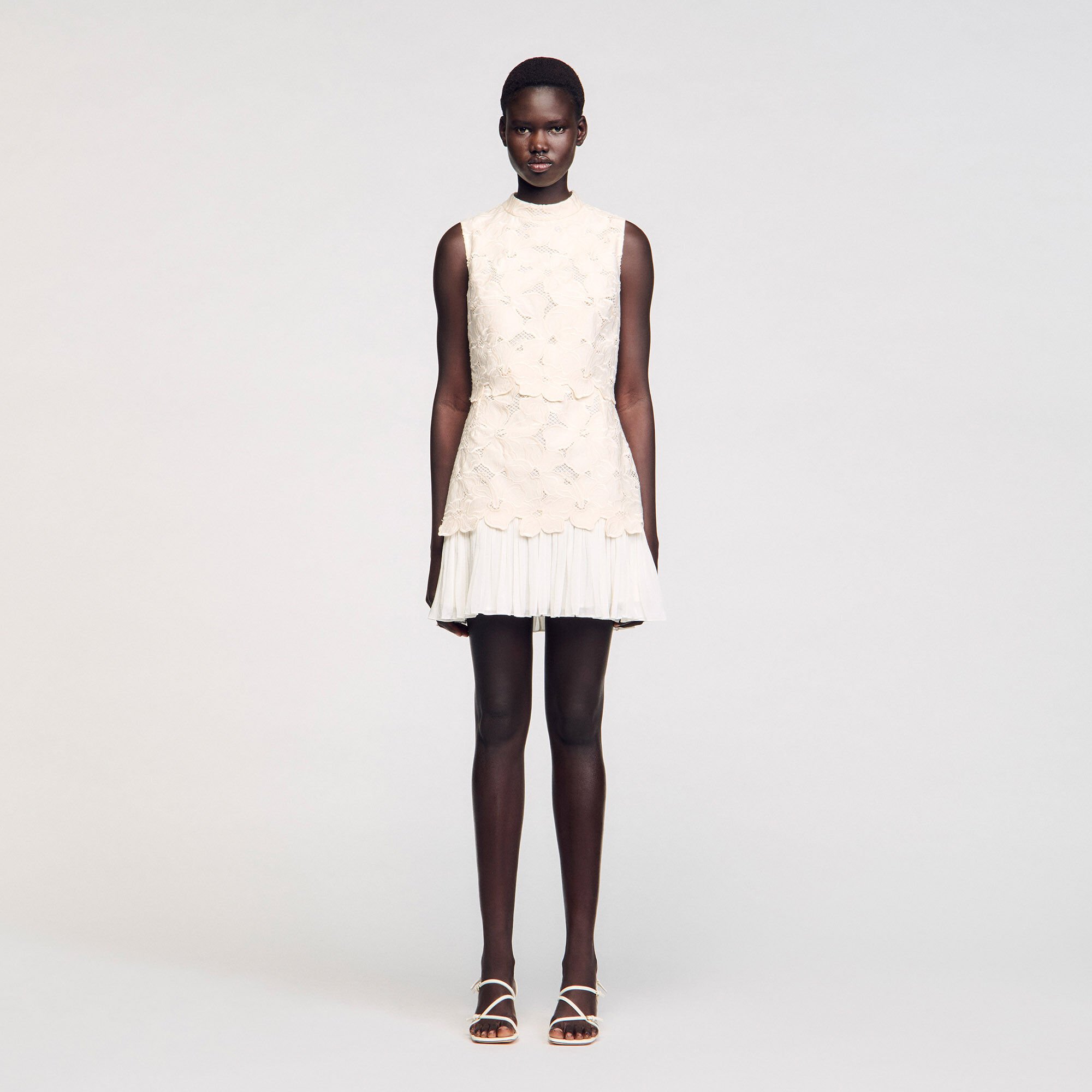 Robe courte en guipure 
