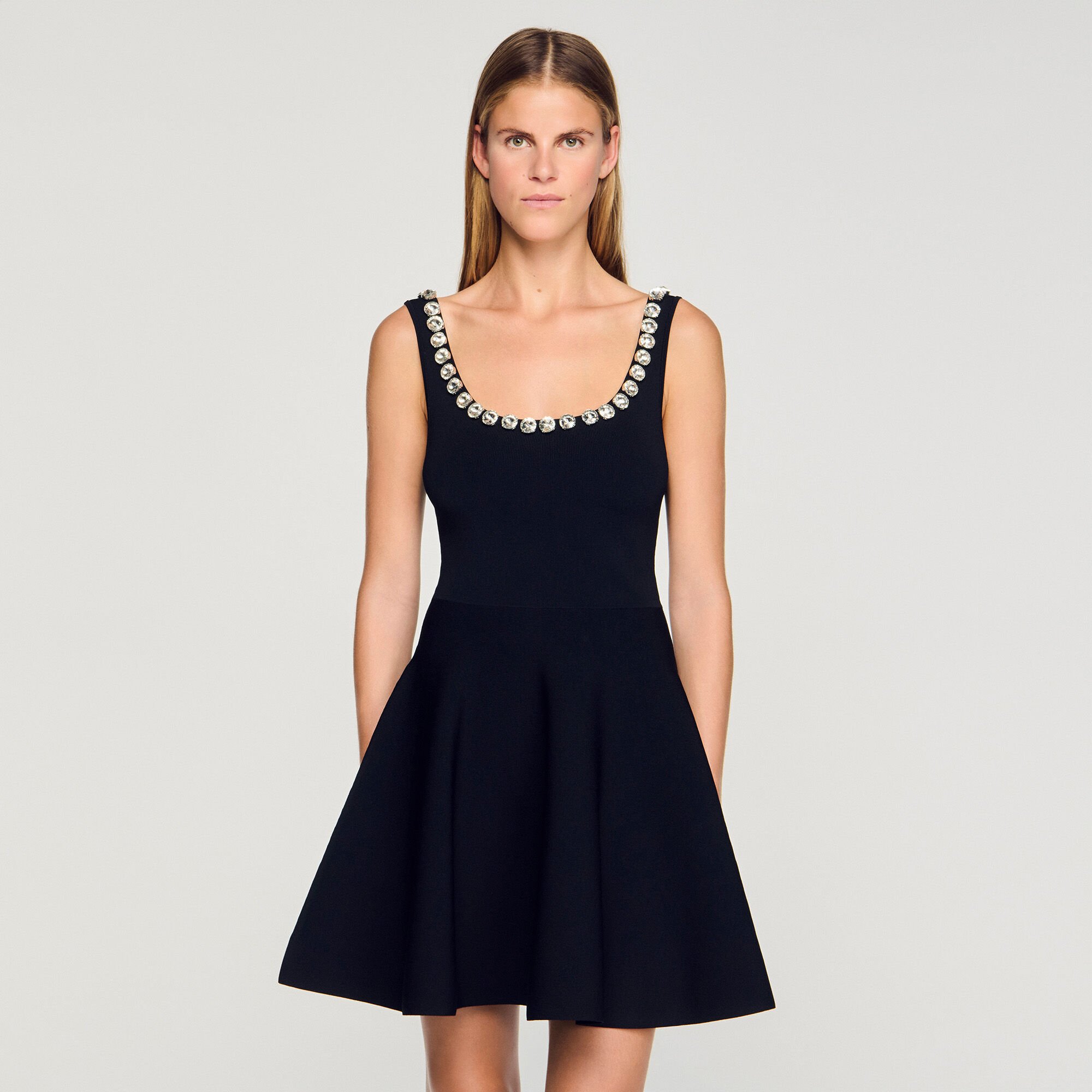 Robe courte à encolure strassée