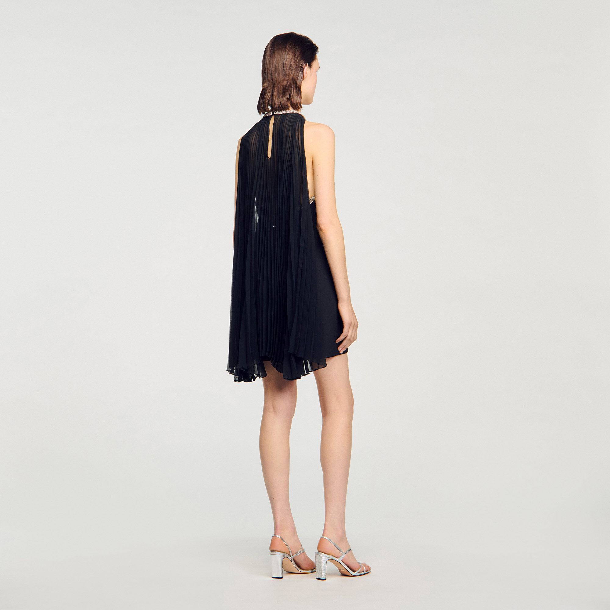 Robe courte à cape ornée de strass