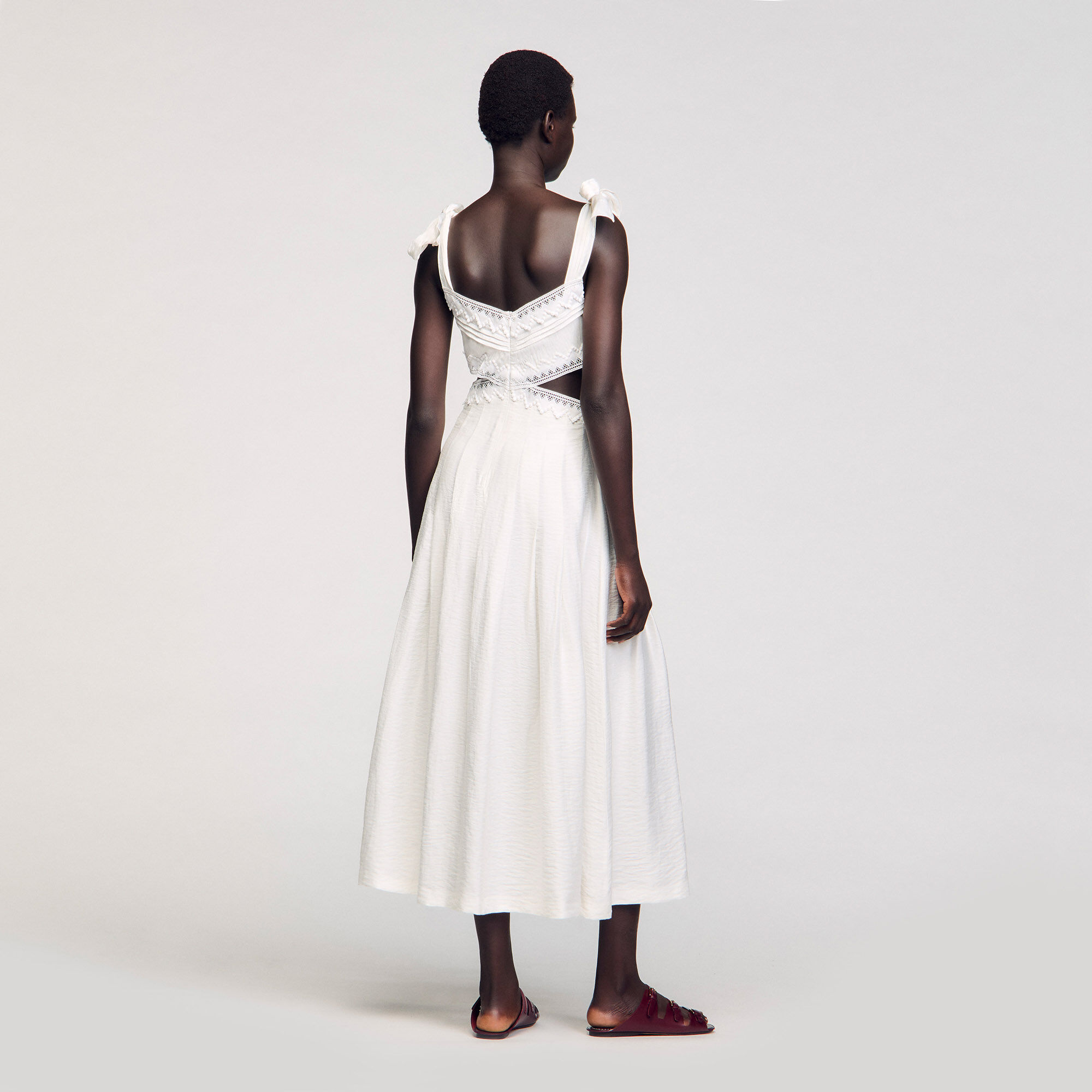 Robe longue à galons de dentelle