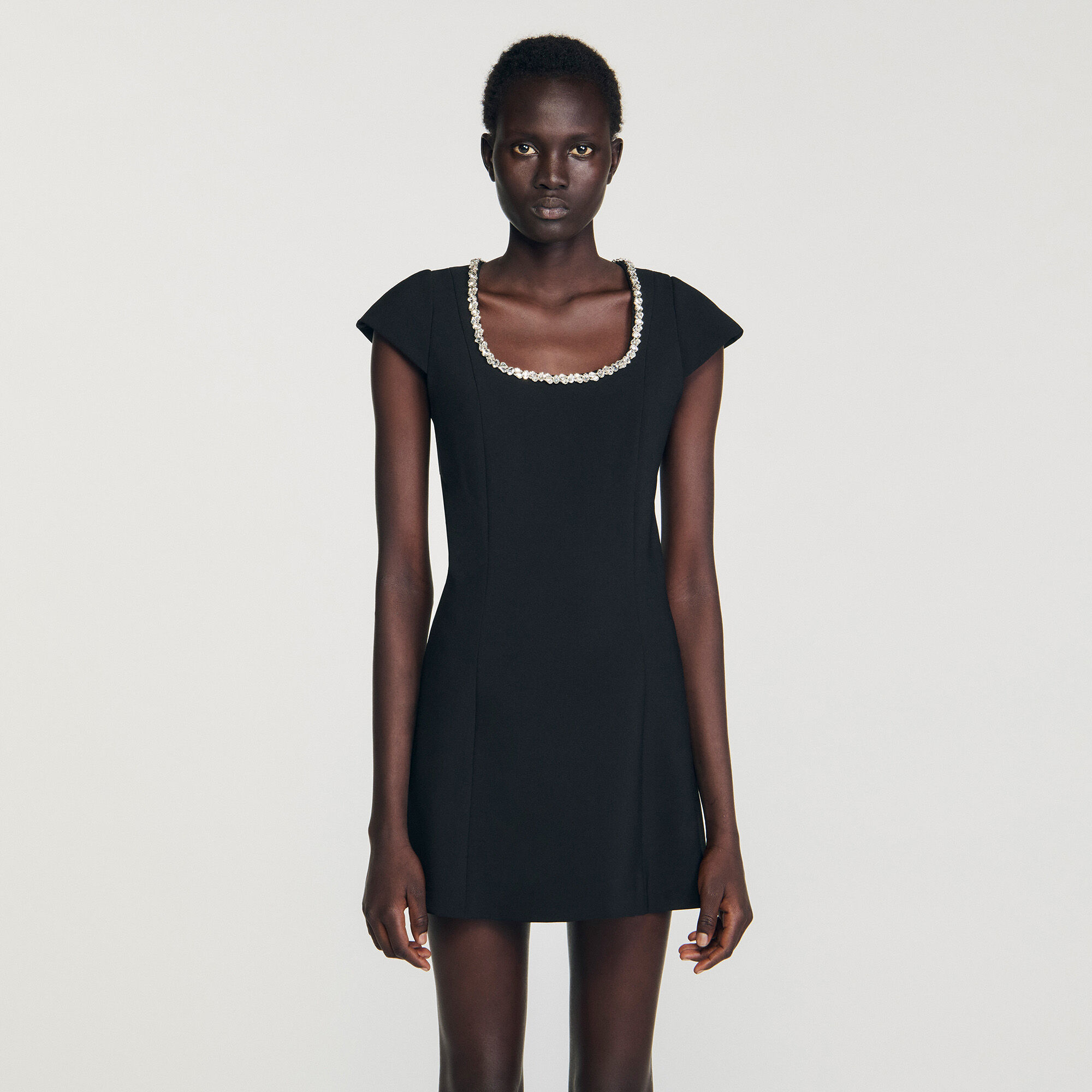 Robe courte à col strassé