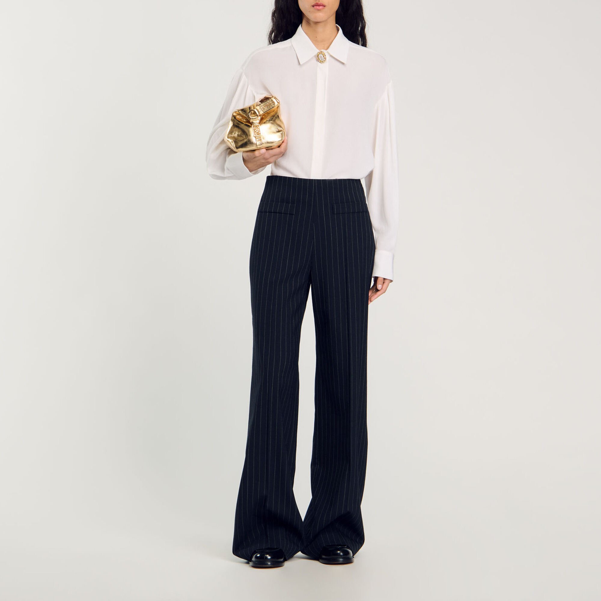 Chemise fluide en soie à bouton bijou