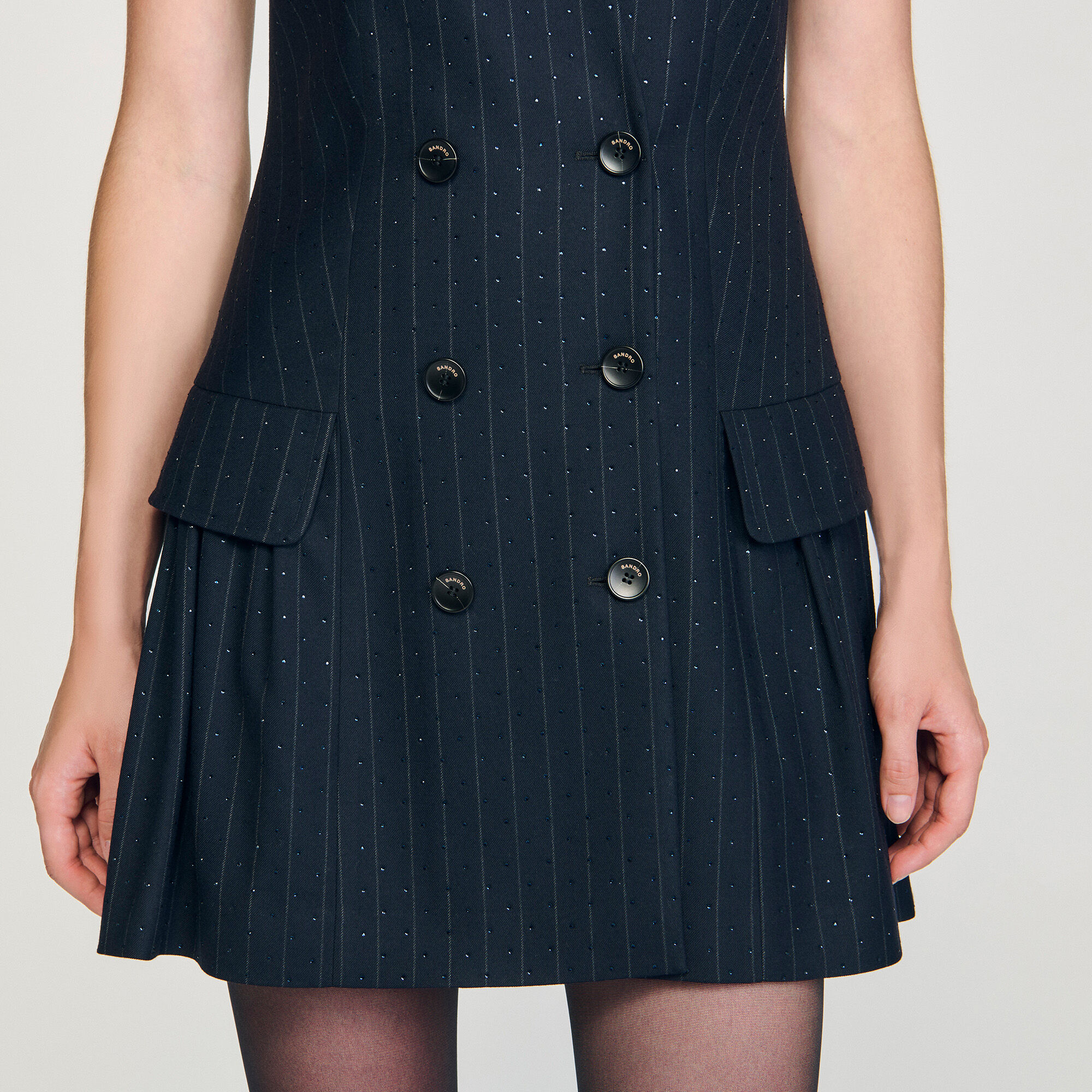 Robe courte tailleur strassée