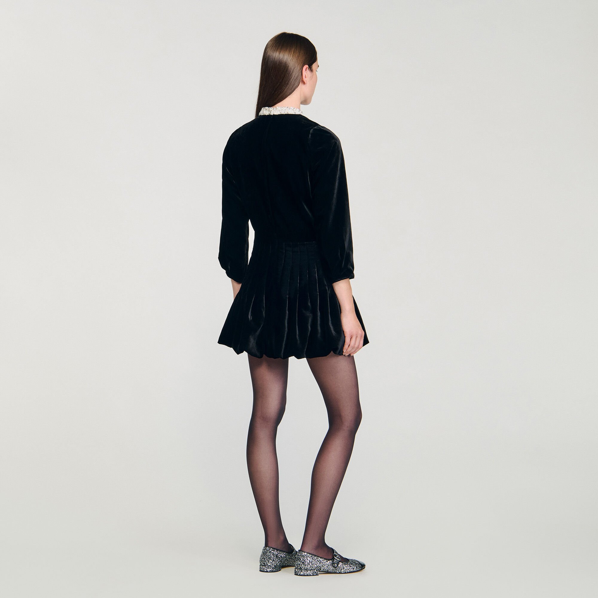 Robe courte en velours perlée