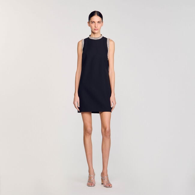 Robe courte à détails strassés