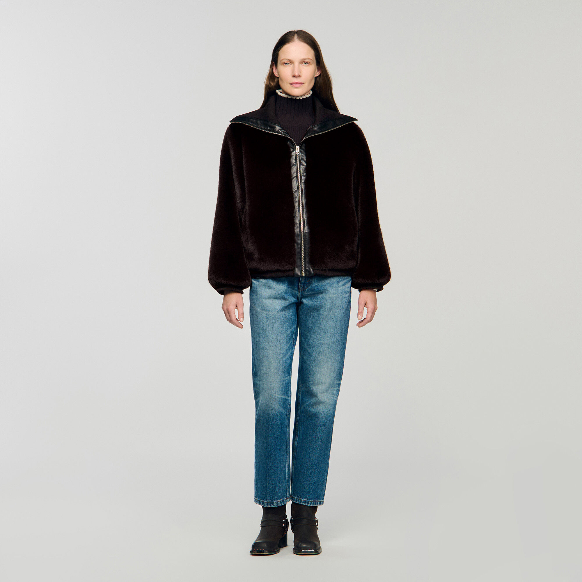 Manteau court en fausse fourrure  Manteau court en fausse fourrure