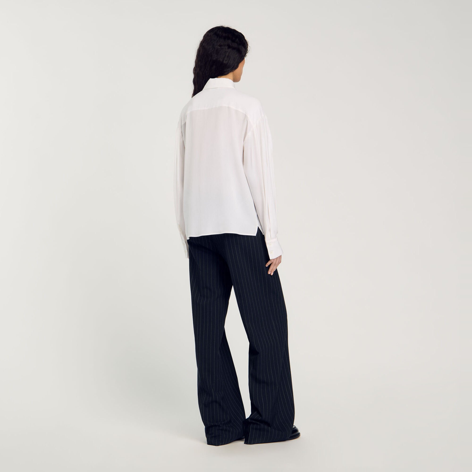 Chemise fluide en soie à bouton bijou