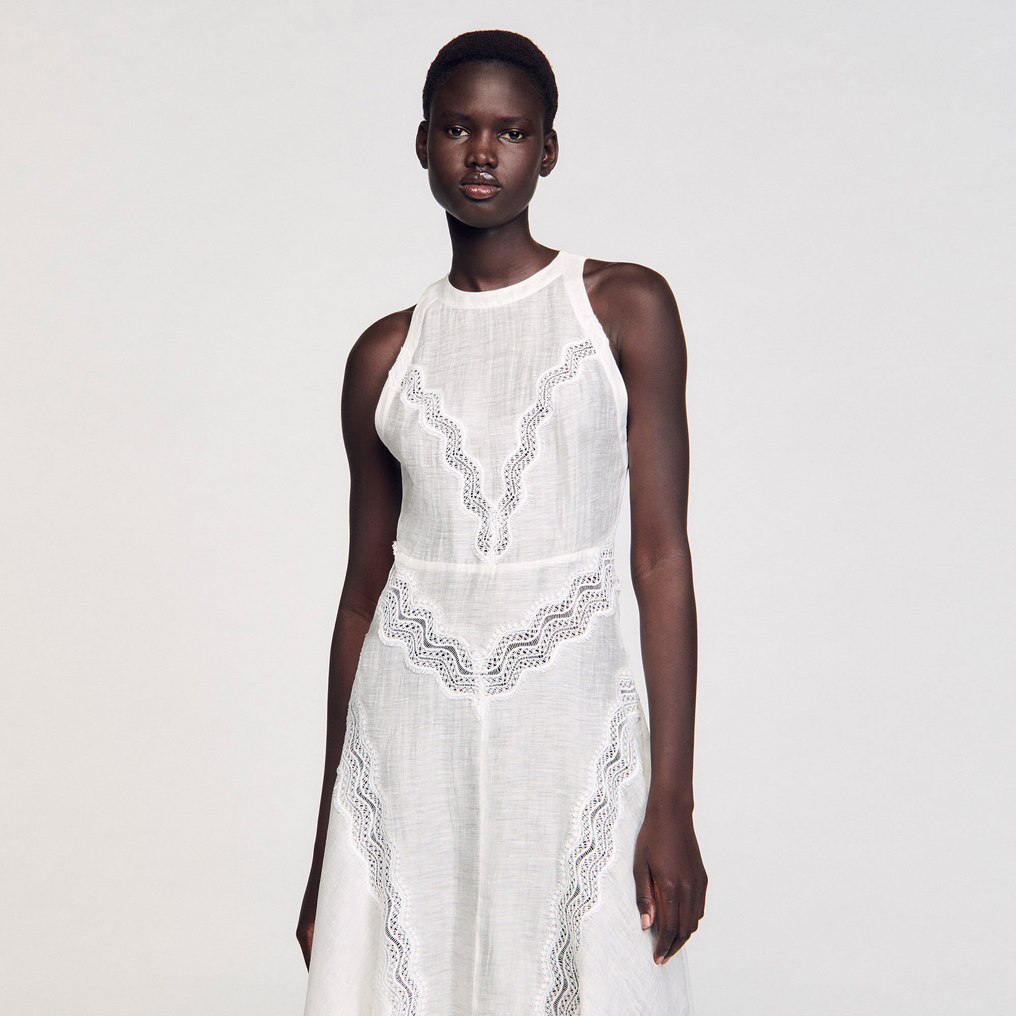 Robe longue à galons de dentelle