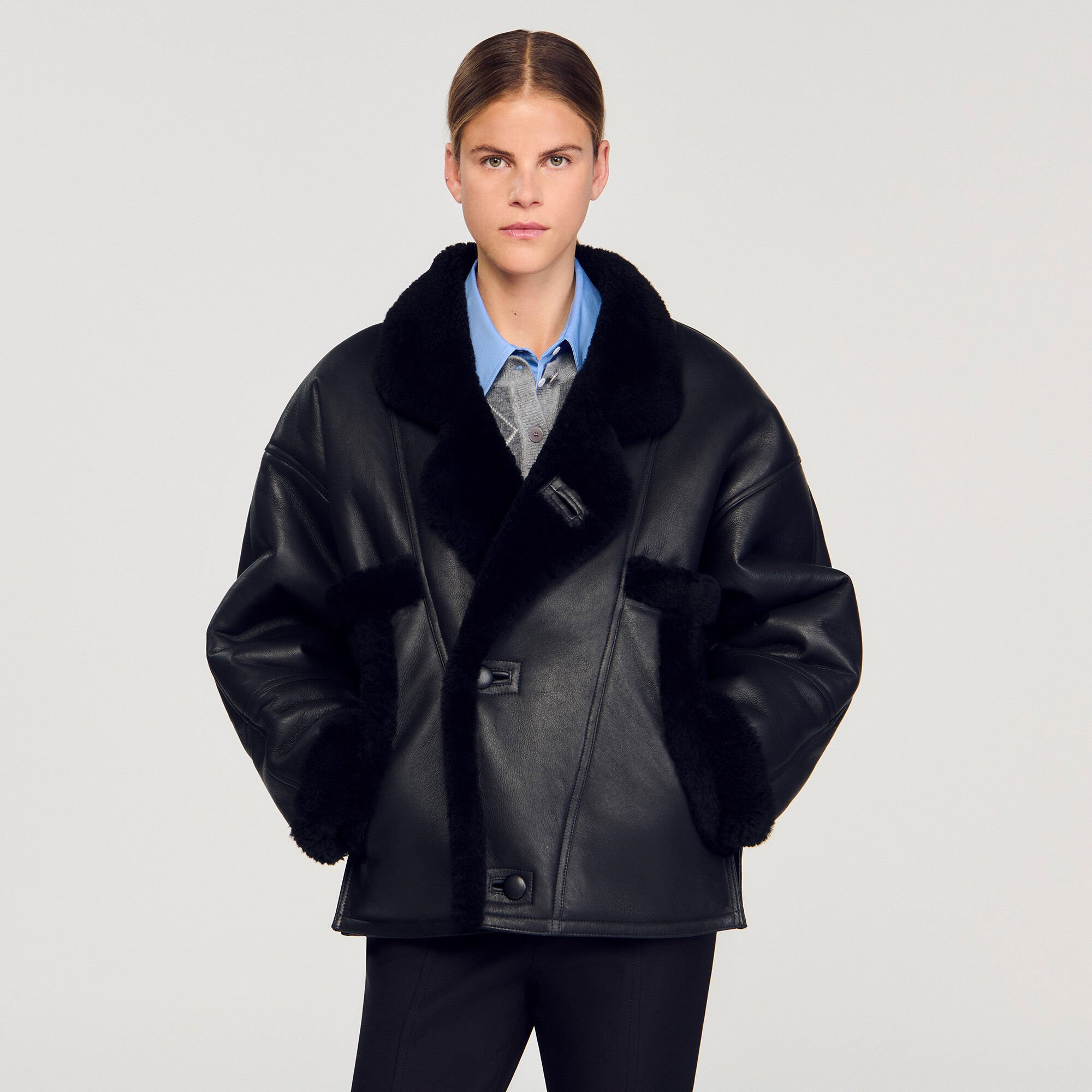 Manteau court en peau lainée