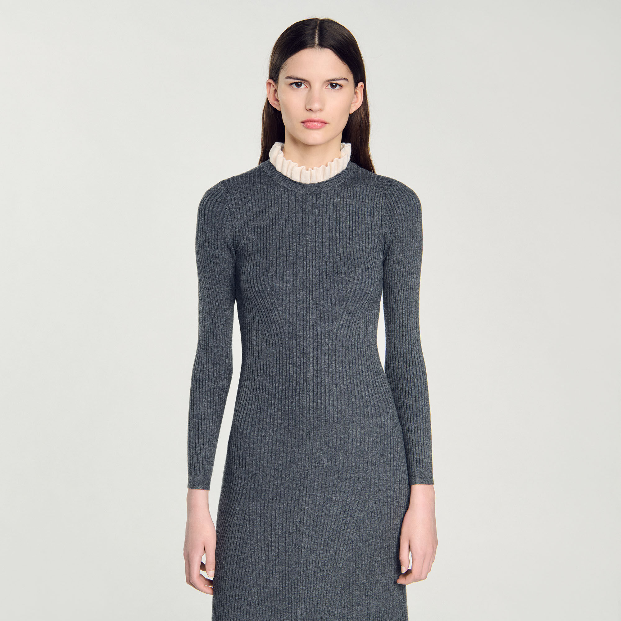 Robe longue en maille gris / noir pour femme | Sandro Paris