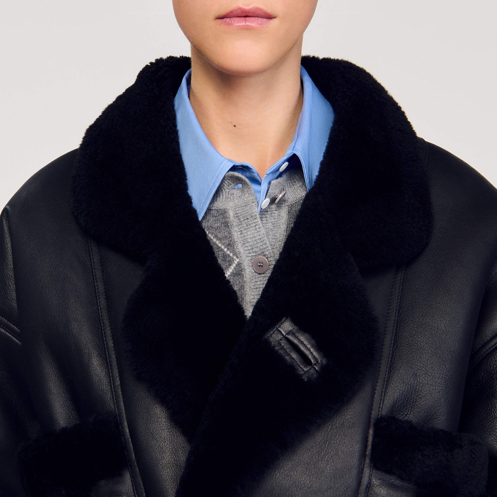 Manteau court en peau lainée