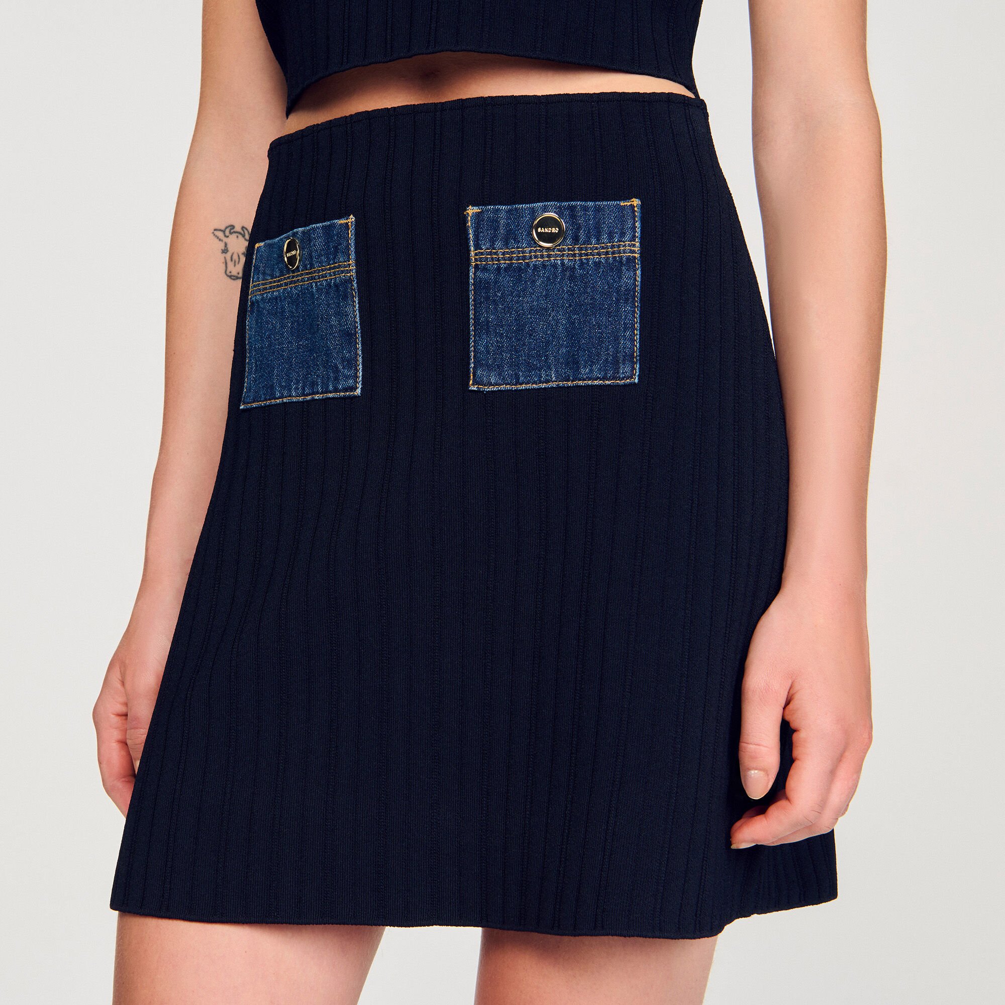 Jupe courte en maille et denim