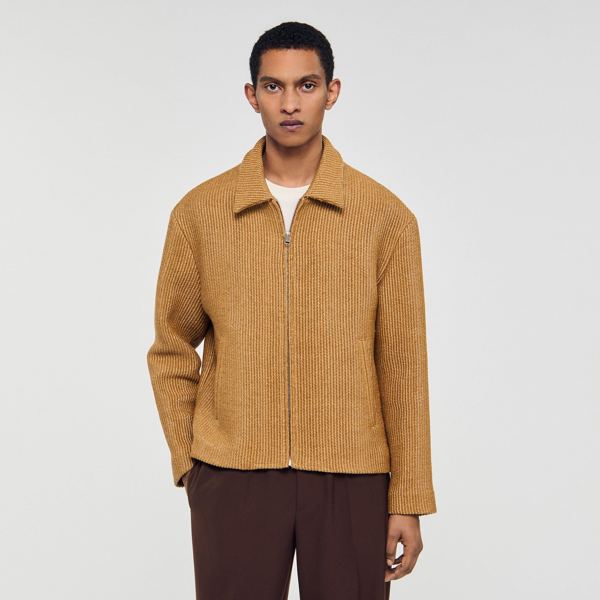 Blouson en raphia tressé