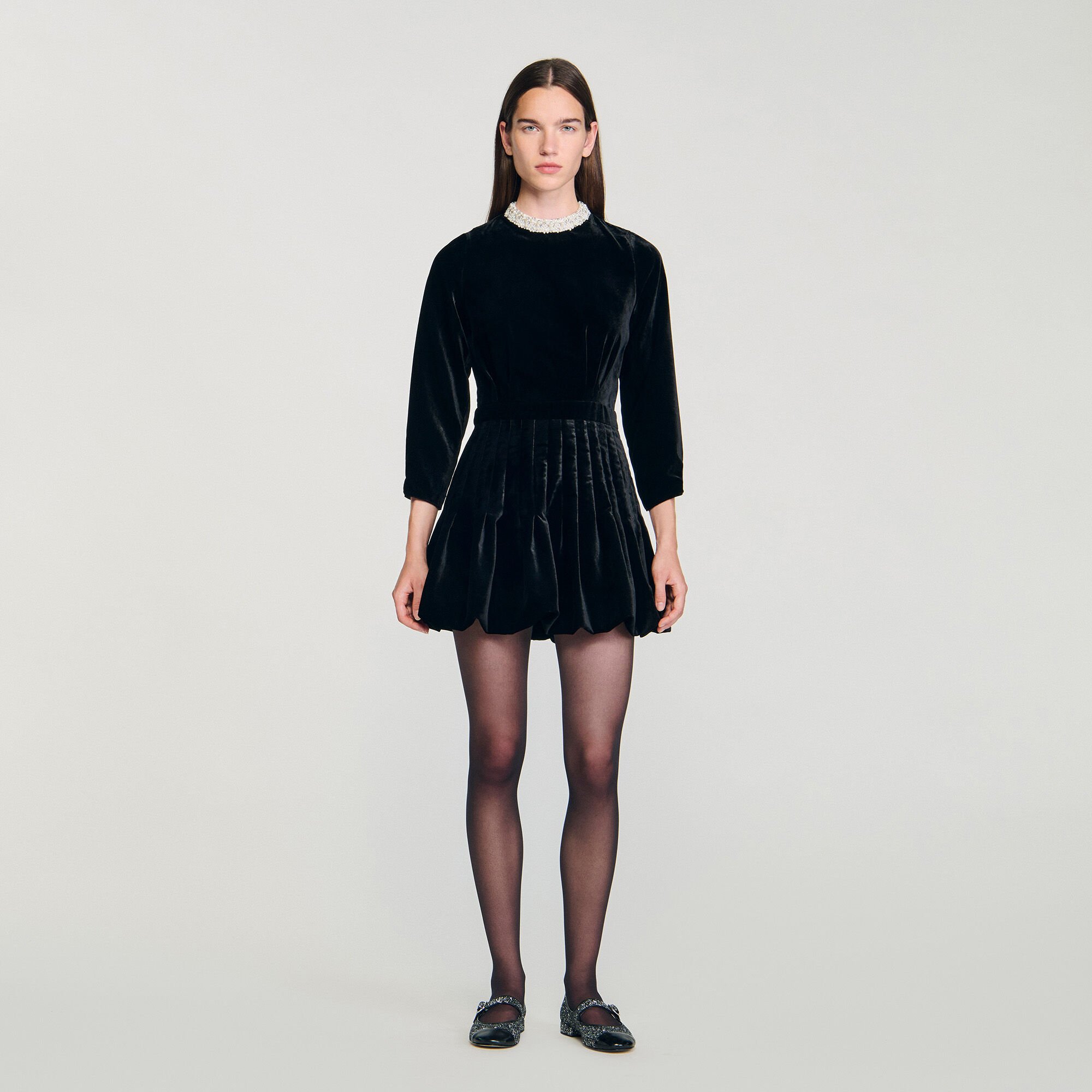 Robe courte en velours perlée