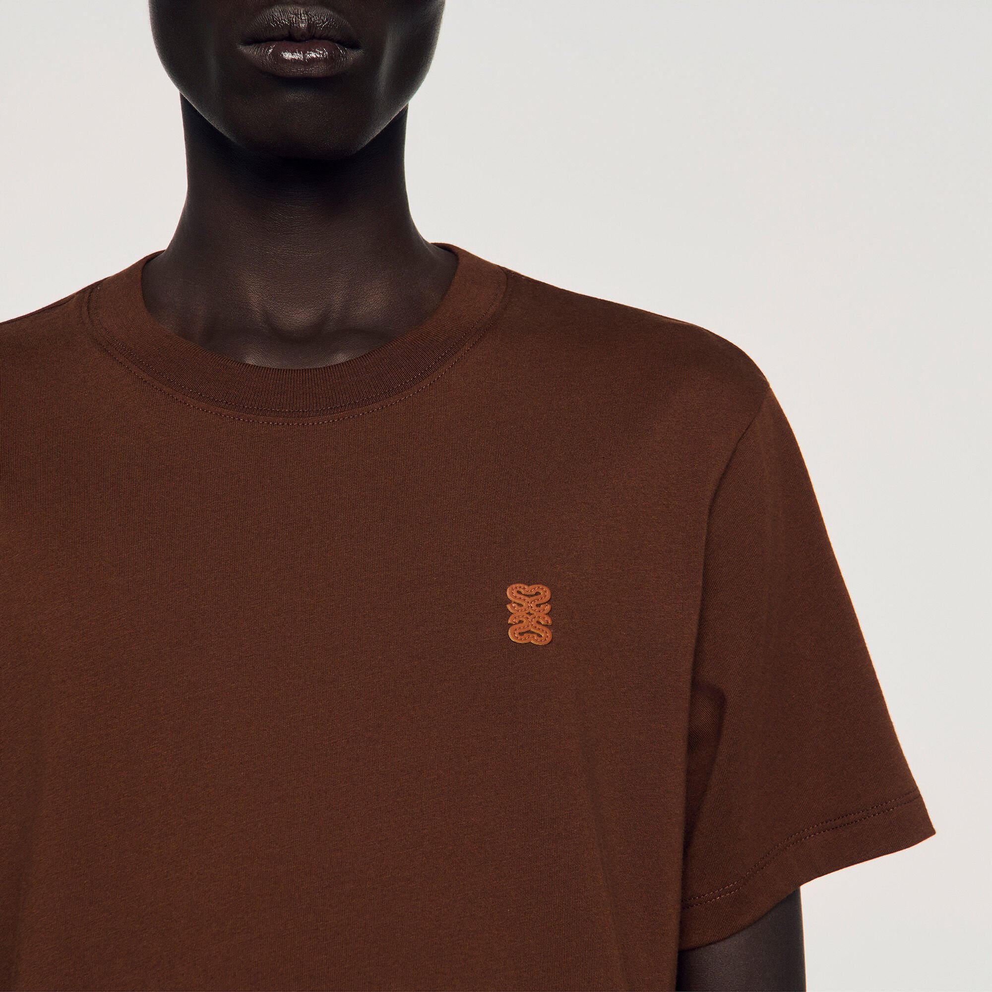 T-shirt &agrave; logo en cuir