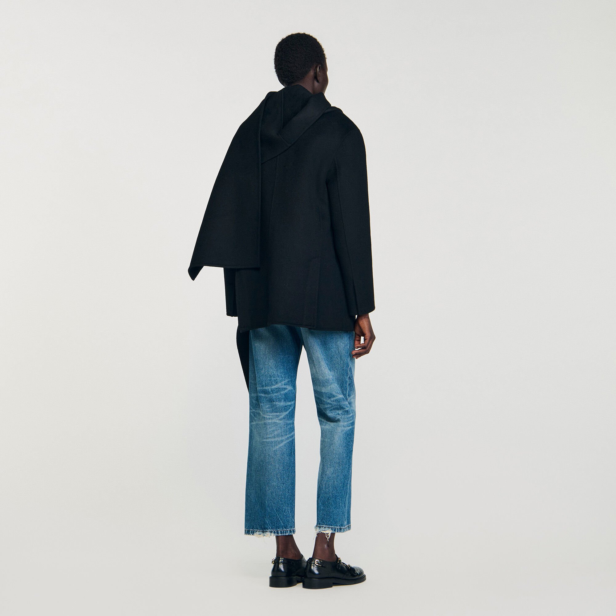 Manteau court à écharpe intégrée