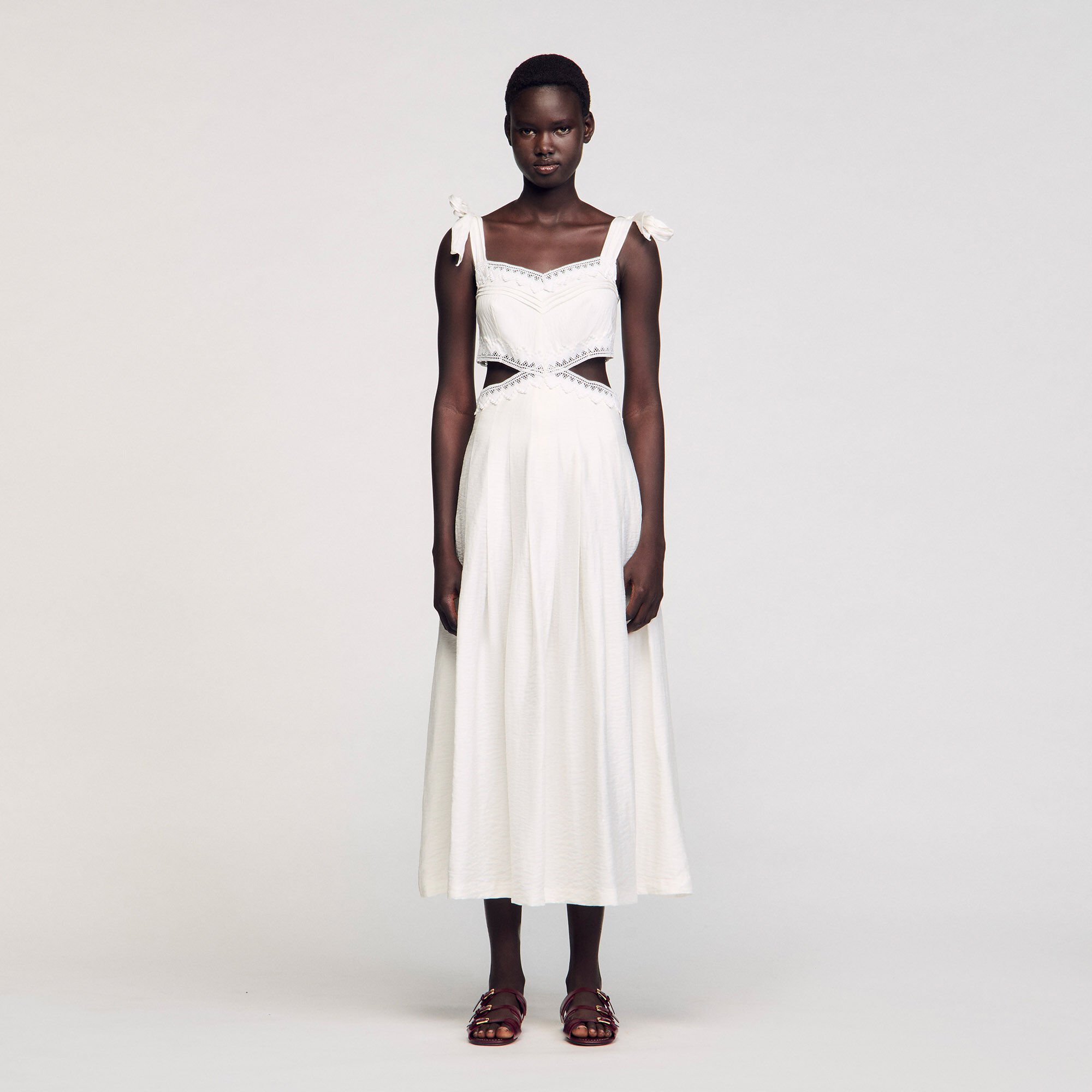 Robe longue à galons de dentelle