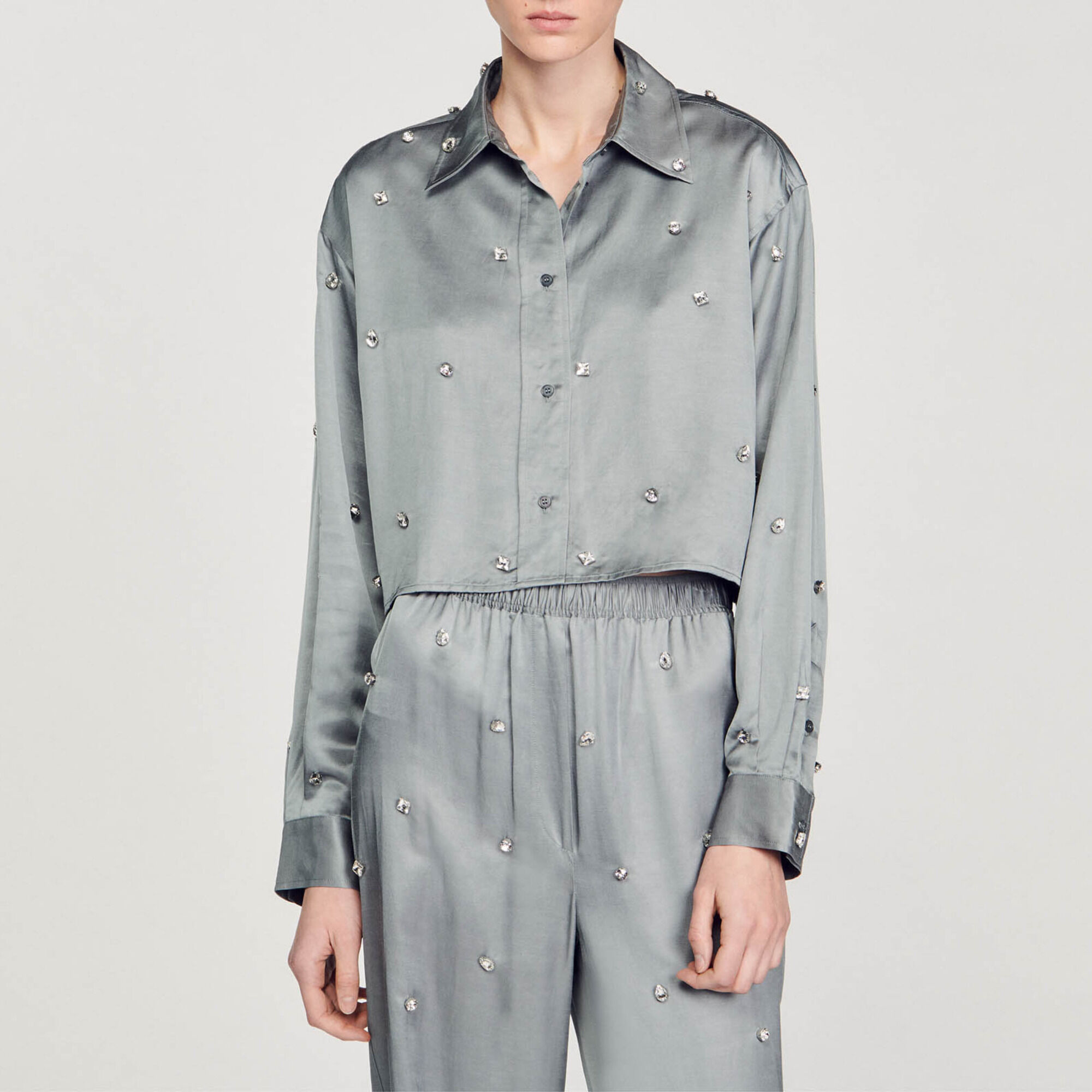 Chemise satin&eacute;e orn&eacute;e de strass
