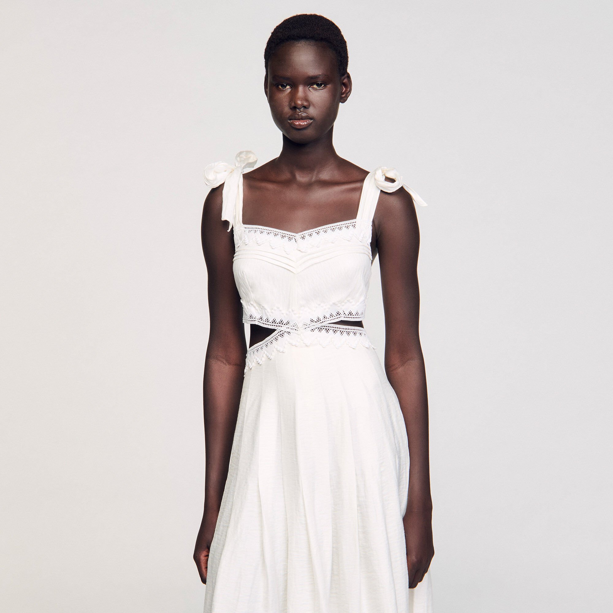 Robe longue à galons de dentelle