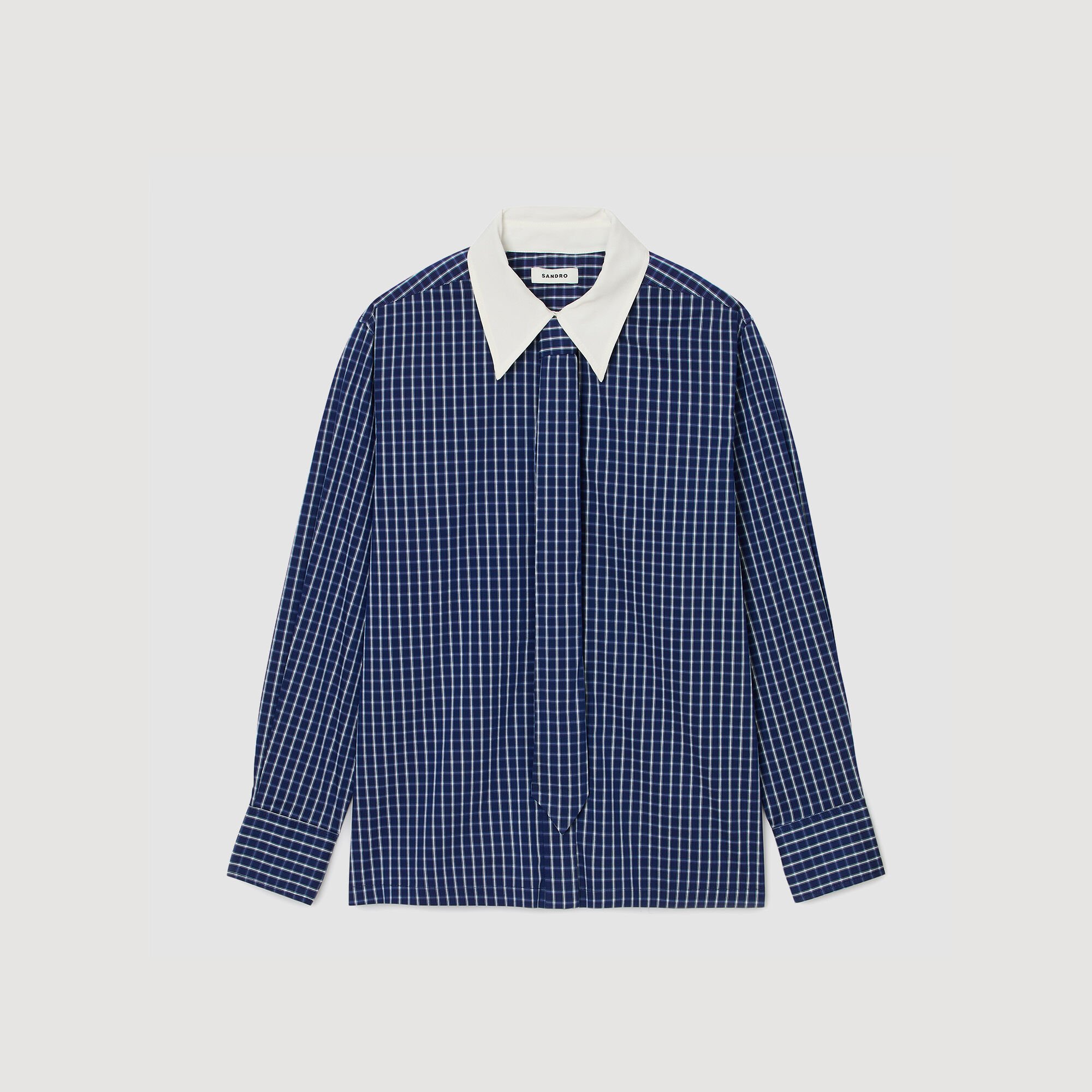 Chemise à carreaux et cravate
