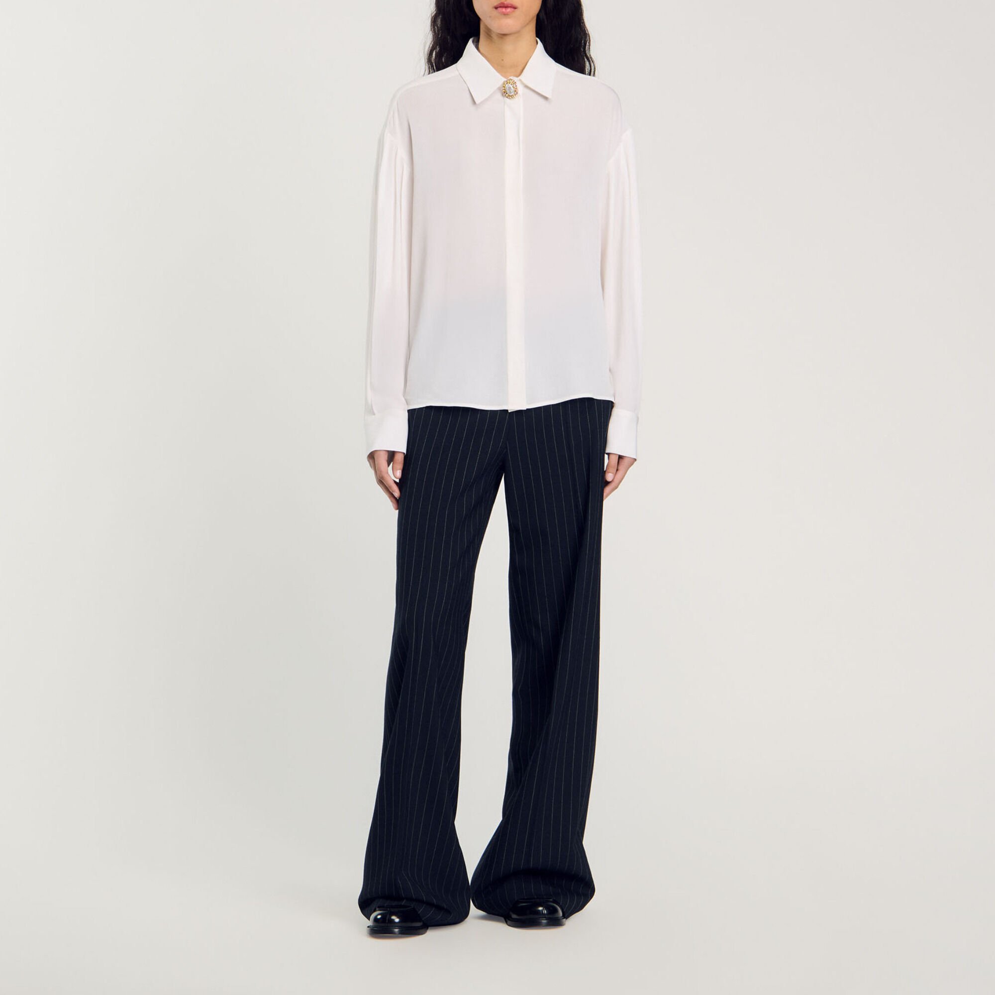 Chemise fluide en soie à bouton bijou