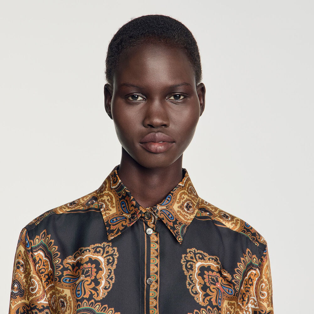 Sandro Chemise en soie imprimé foulard – Noir / Ocre – vue 3